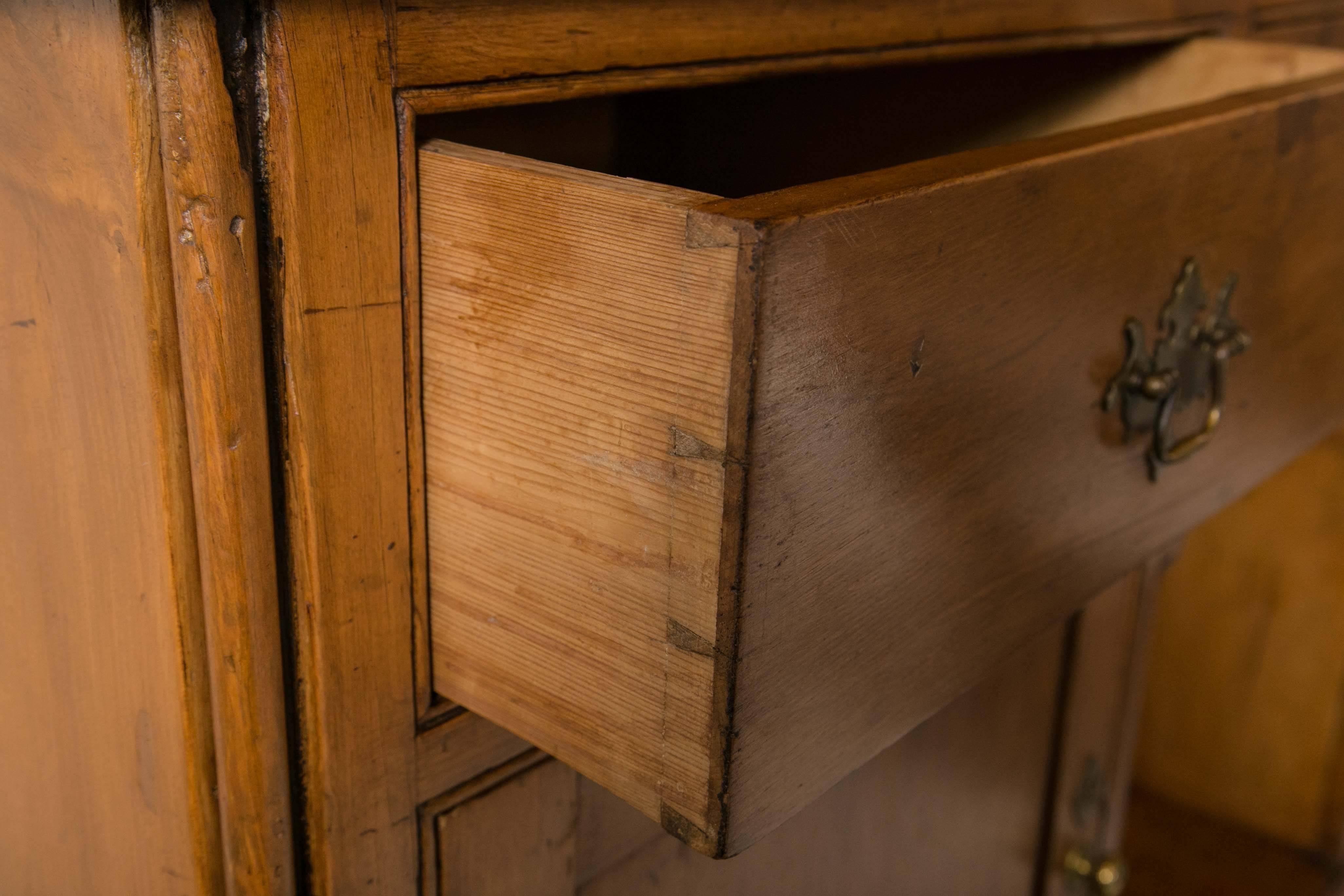 Pine Yorkshire Dresser In Excellent Condition In Woodbury, CT
