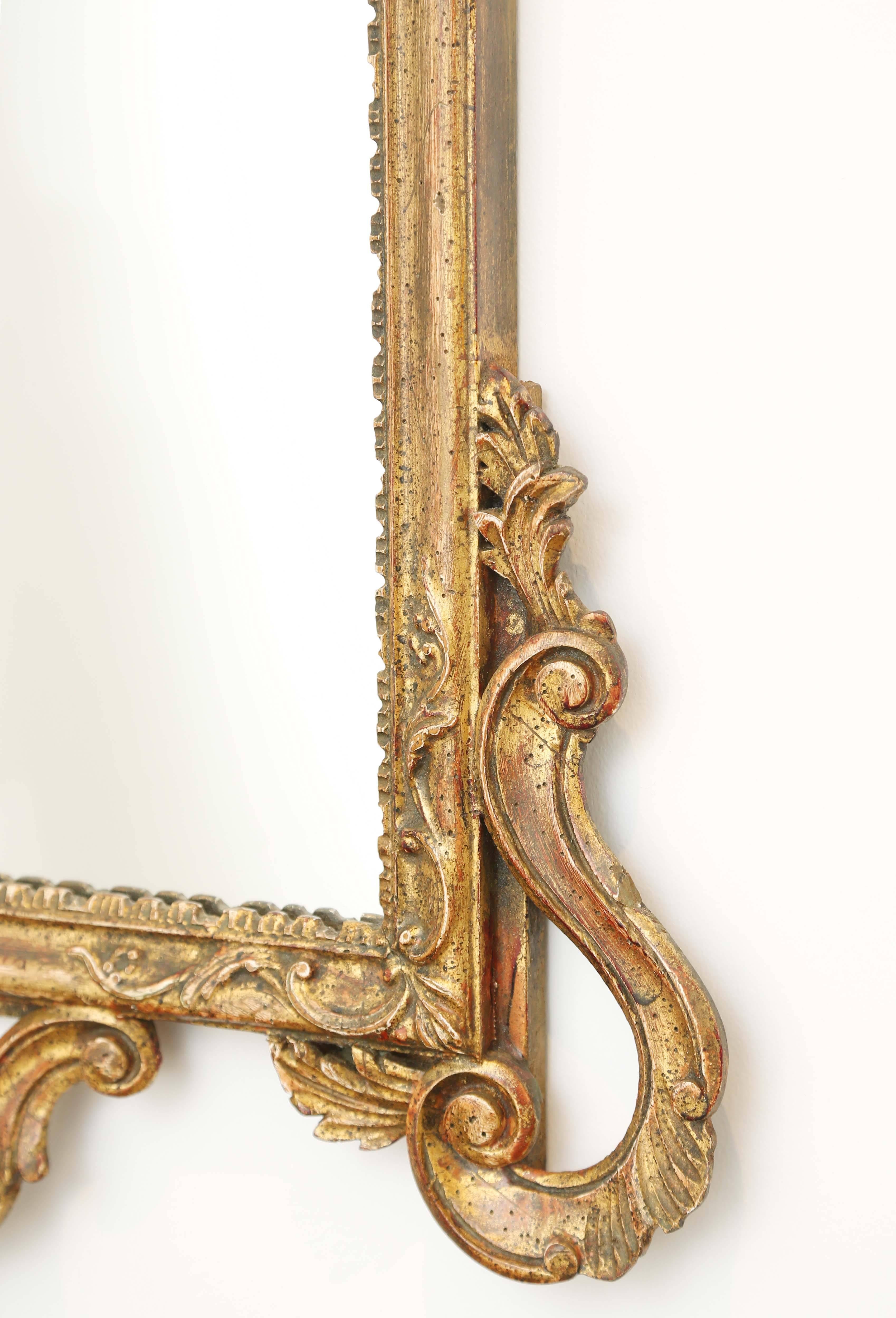 Geschnitzter italienischer Rokoko-Spiegel aus vergoldetem Holz (Handgeschnitzt) im Angebot