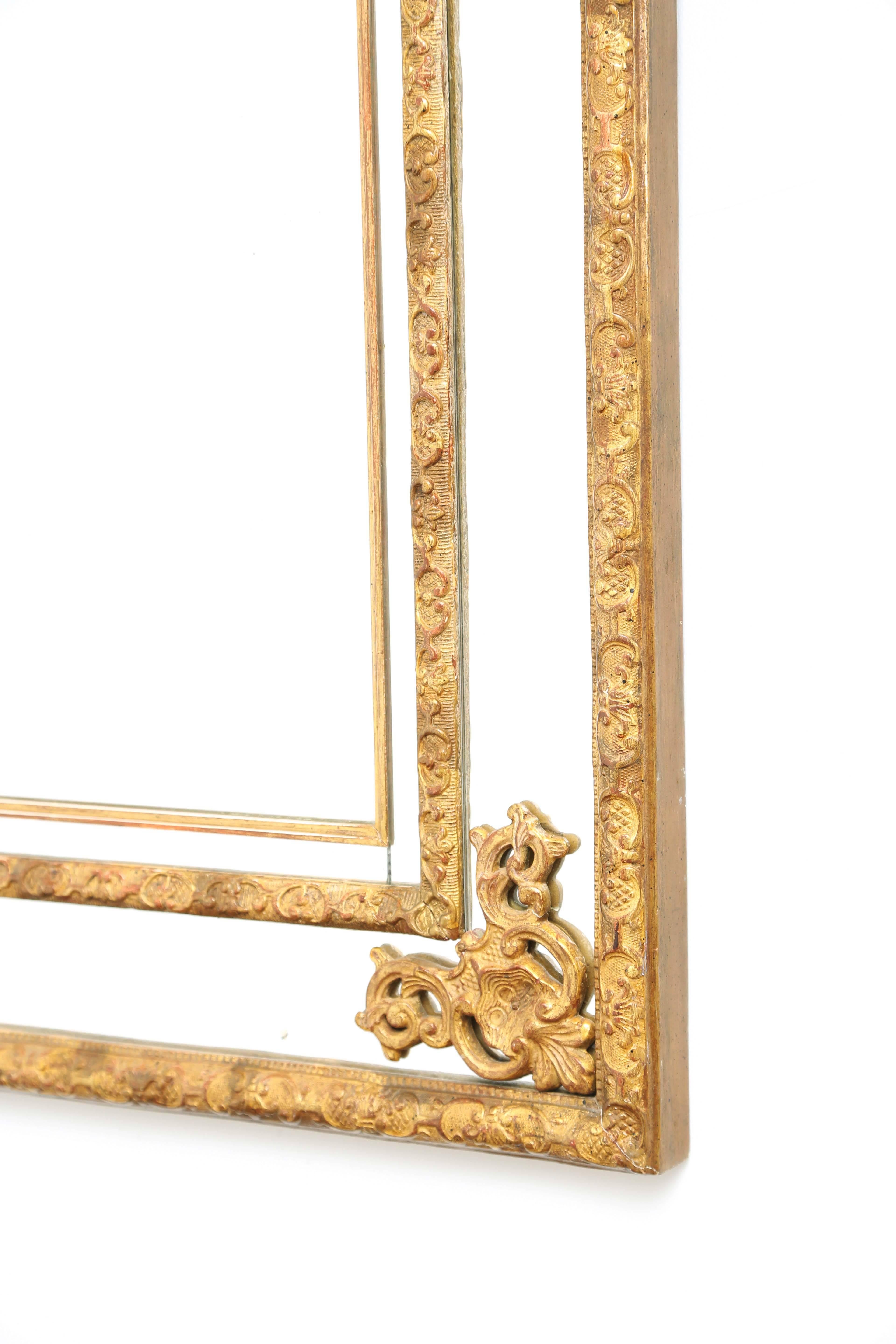 Spiegel aus vergoldetem Holz im Regence-Stil (Régence) im Angebot