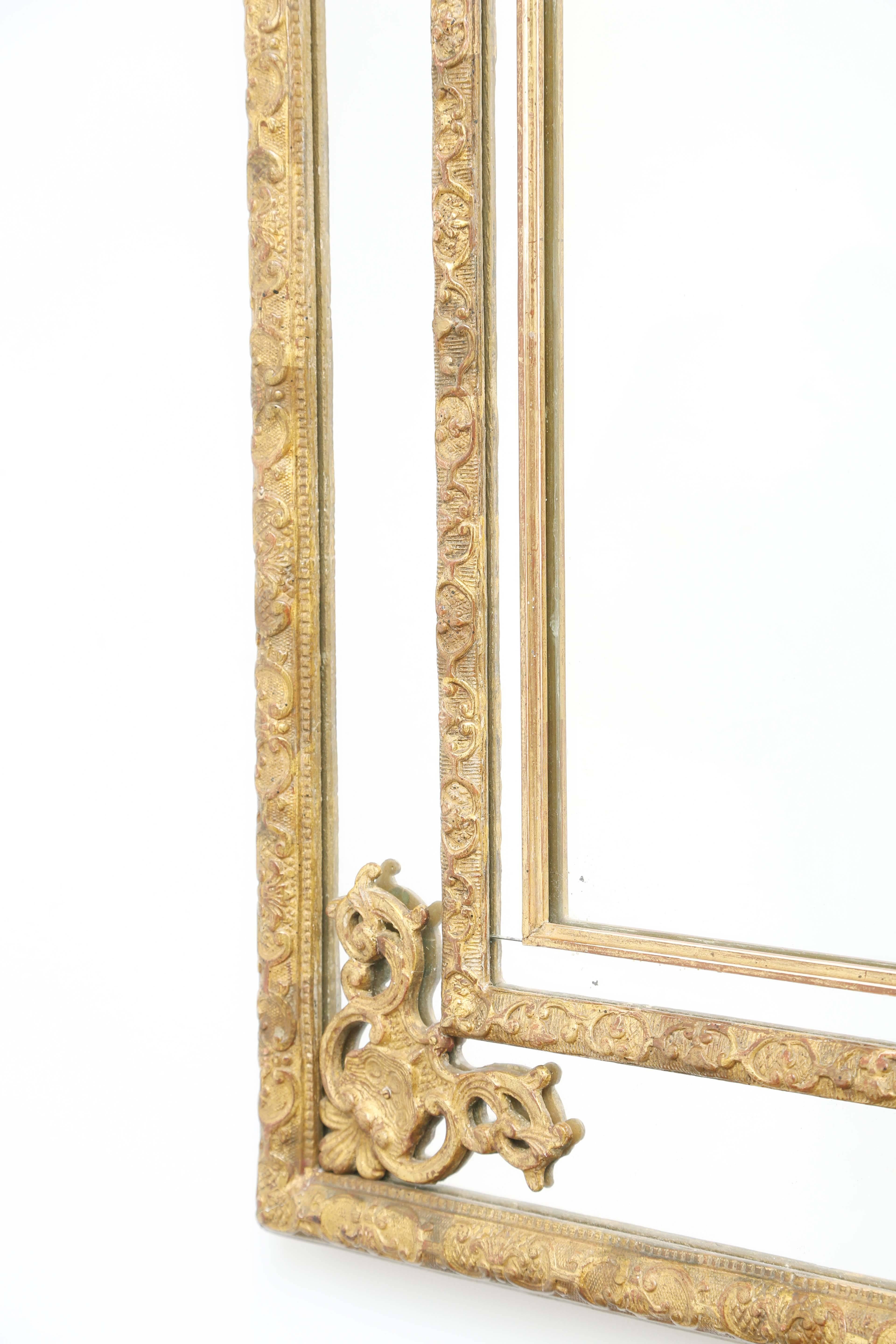 Spiegel aus vergoldetem Holz im Regence-Stil (Französisch) im Angebot