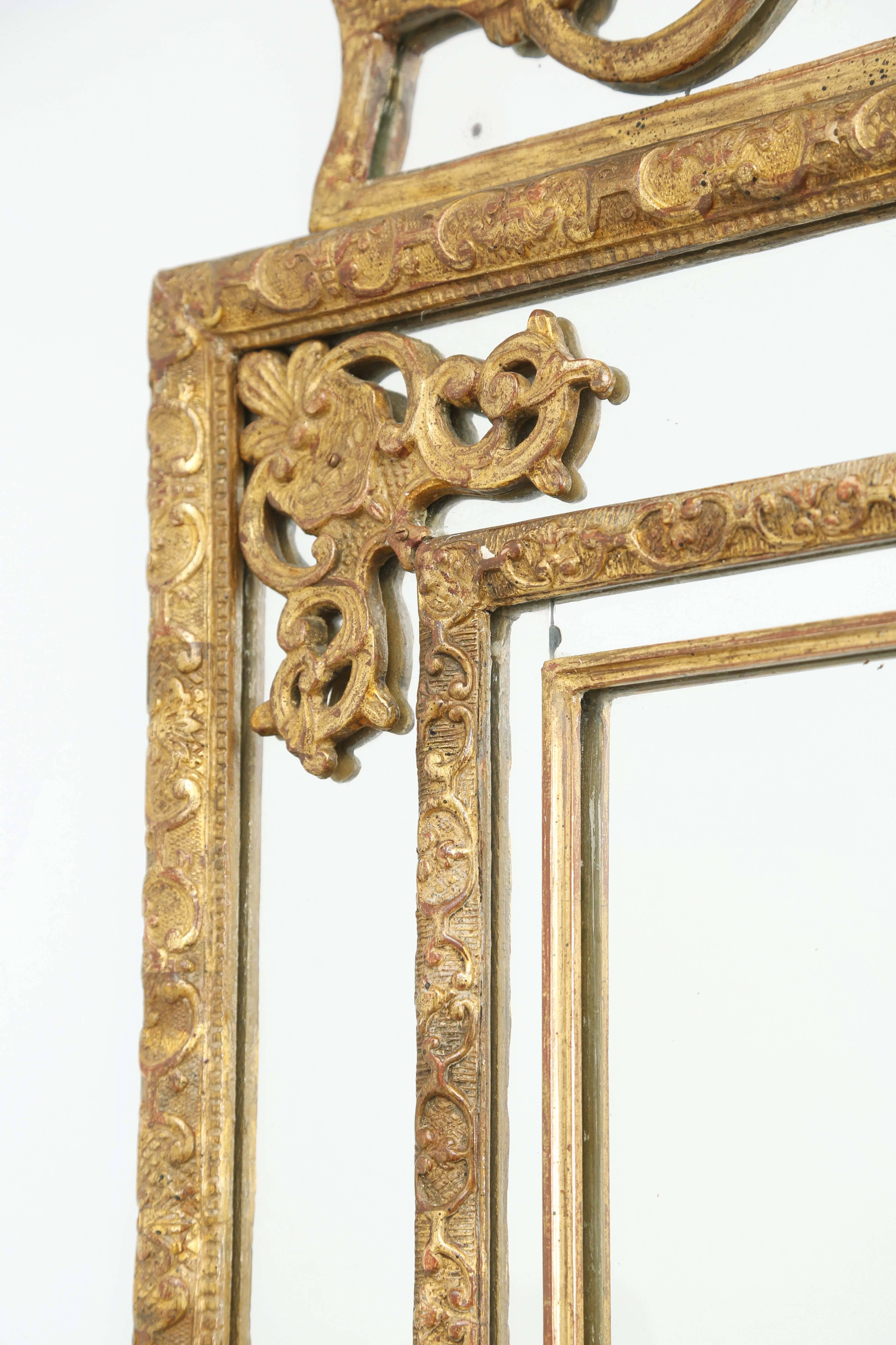 Spiegel aus vergoldetem Holz im Regence-Stil (Handgeschnitzt) im Angebot