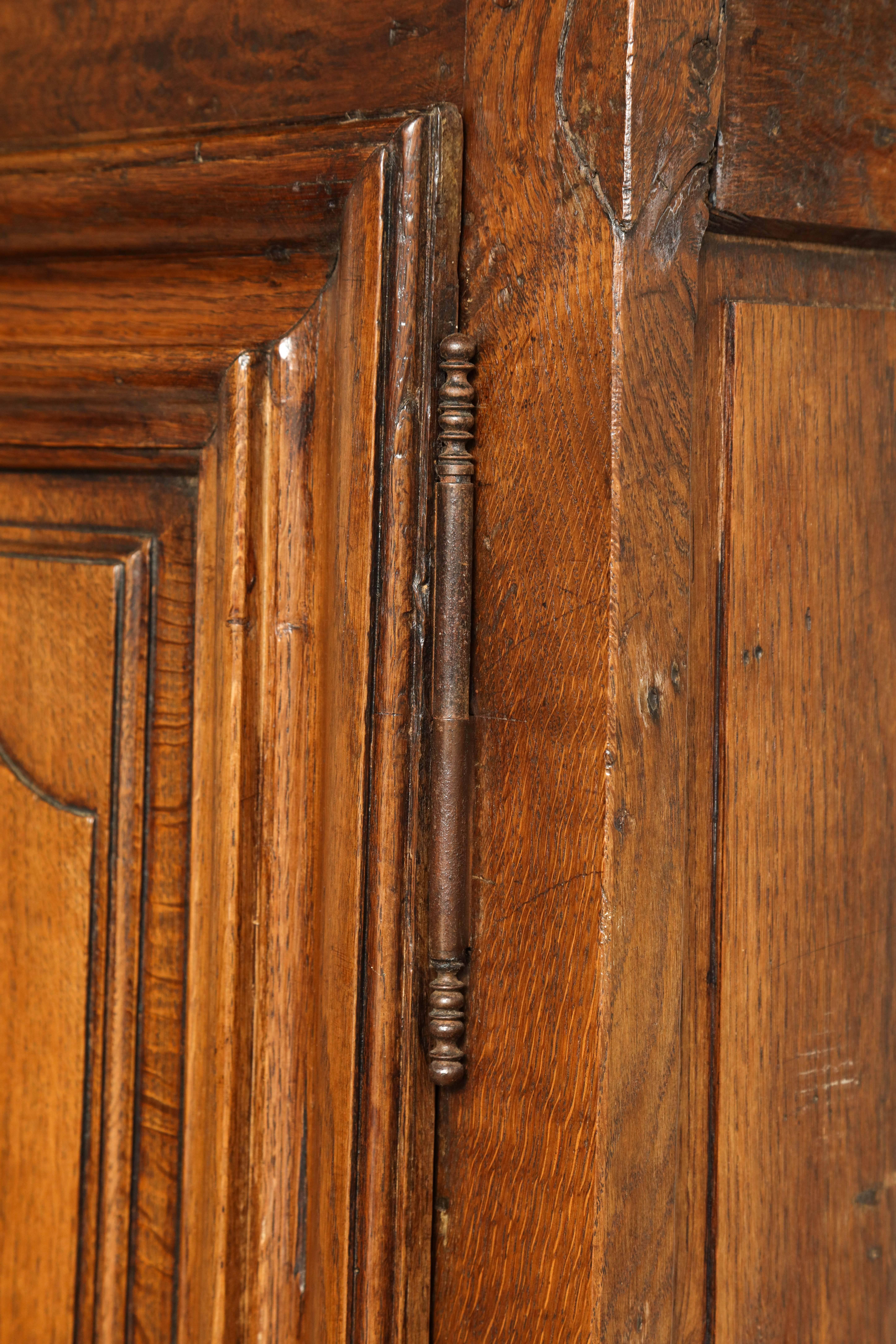Late 18th Century Oak Armoire In Good Condition For Sale In New York, NY