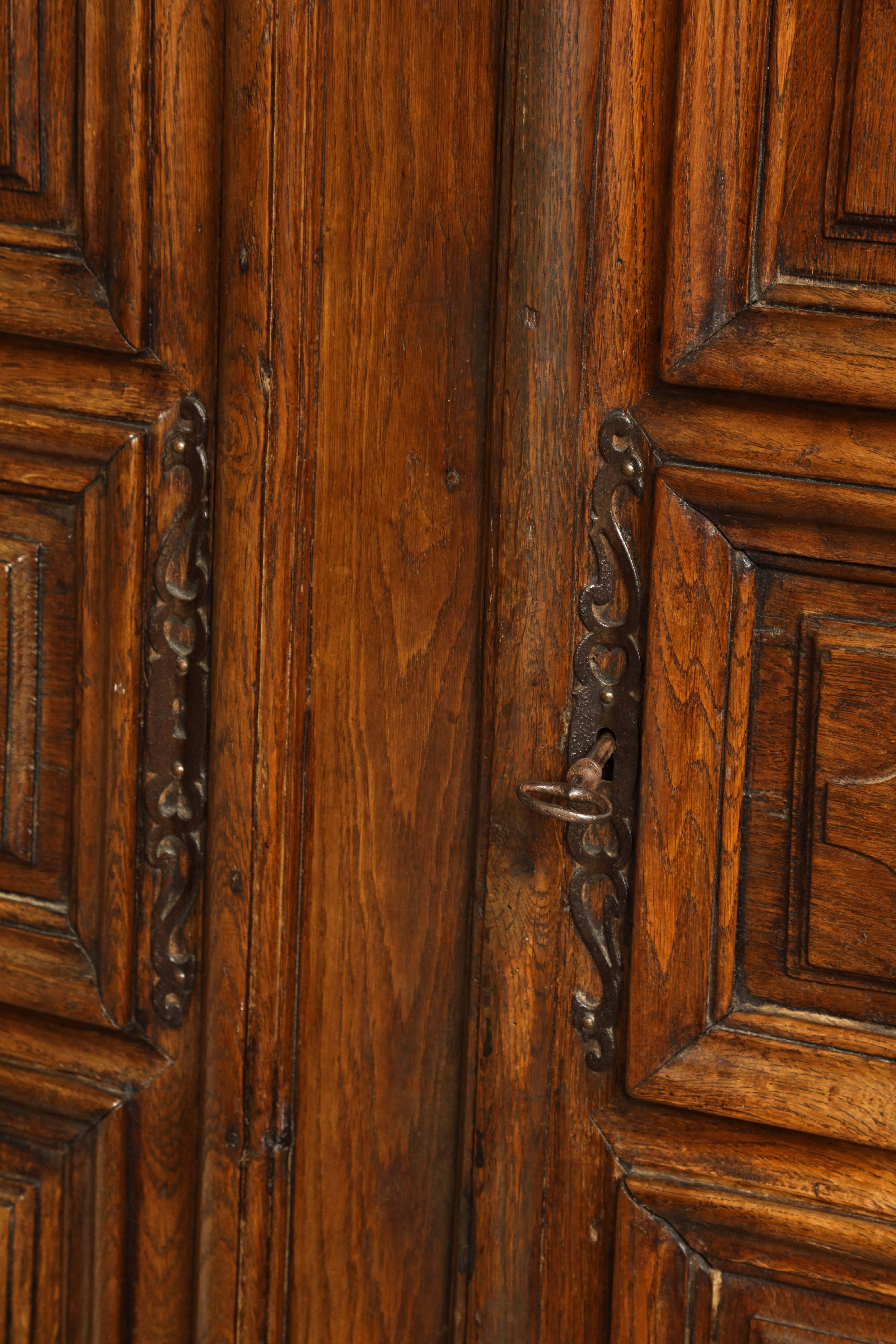 Late 18th Century Oak Armoire For Sale 3