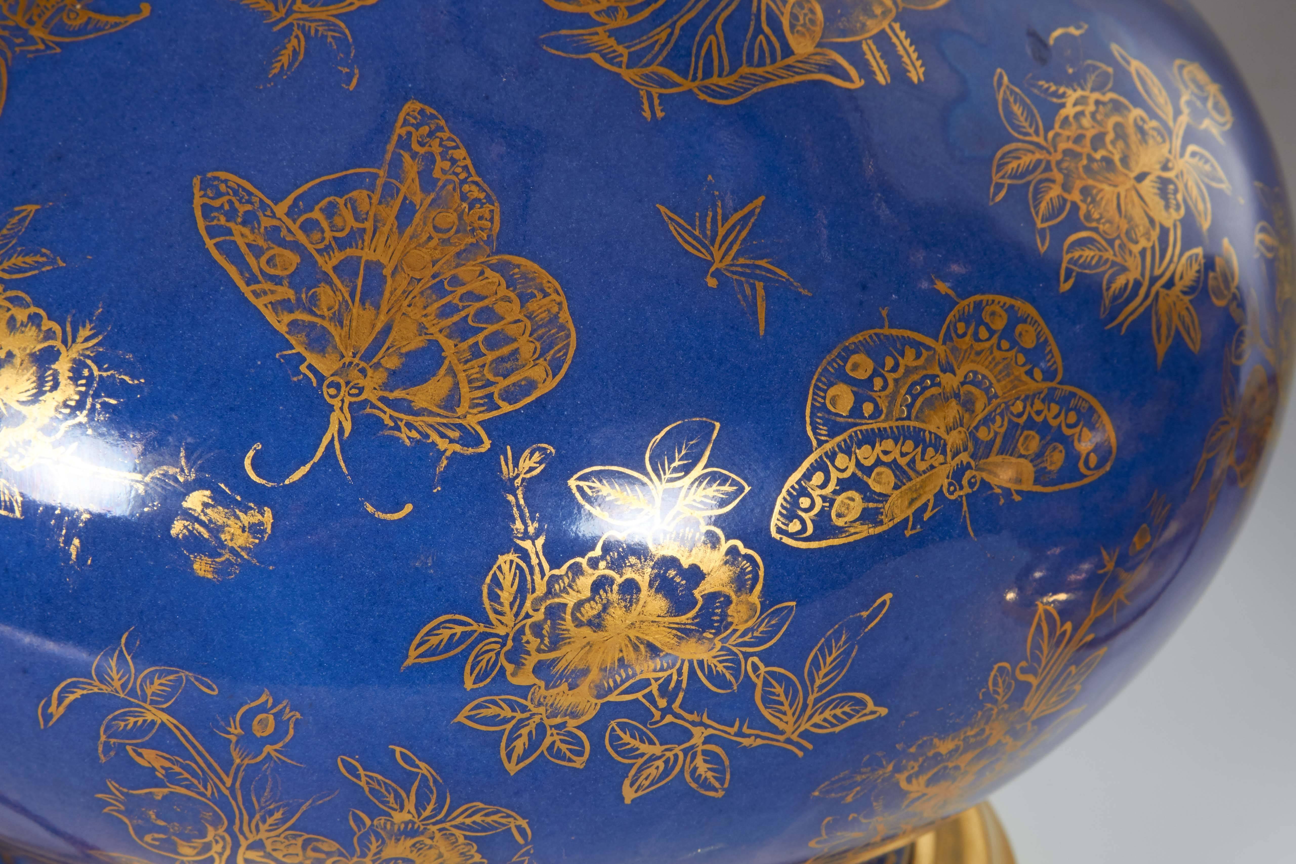 Paar chinesische blaue Poudre-Porzellan- und vergoldete verzierte Lampen (Chinesisch)