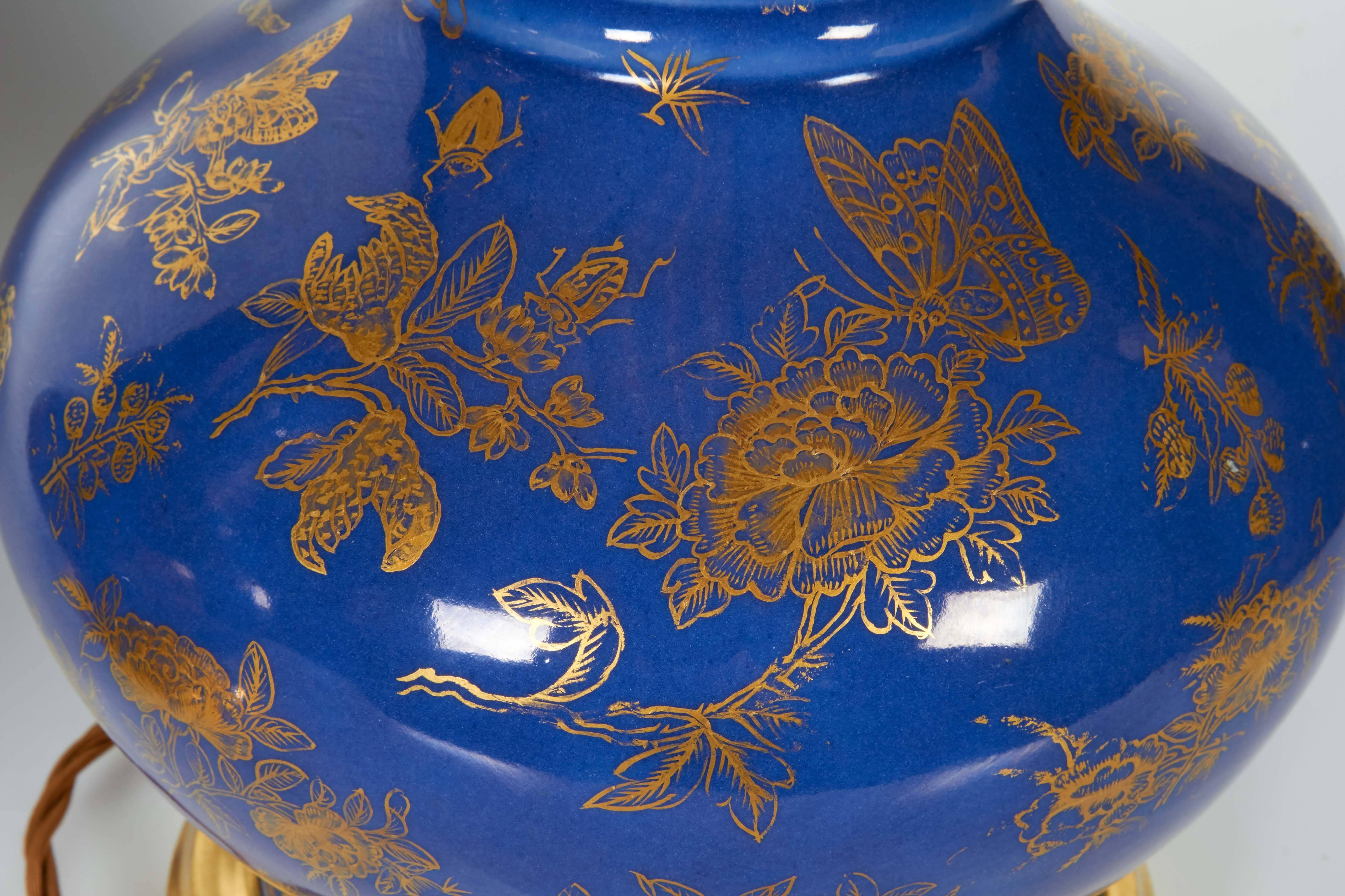 Paar chinesische blaue Poudre-Porzellan- und vergoldete verzierte Lampen (Mittleres 19. Jahrhundert)