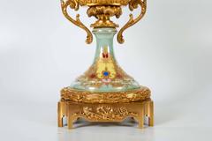 Centrotavola ovale dipinto a mano in porcellana francese di Sèvres e ormolu