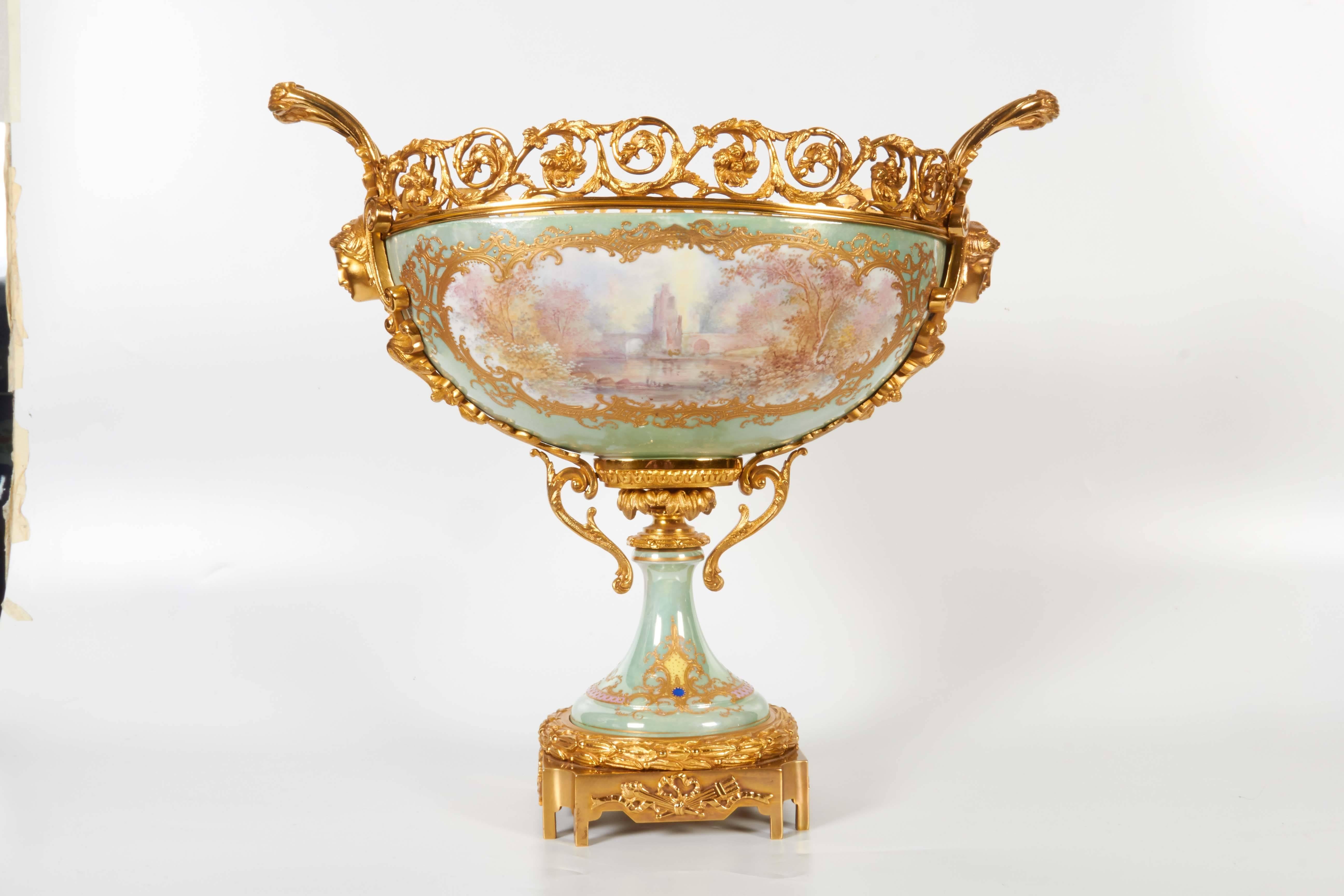 Fin du XIXe siècle Centre de table/jardinier ovale en porcelaine de Sèvres et orfèvrerie peinte à la main en vente