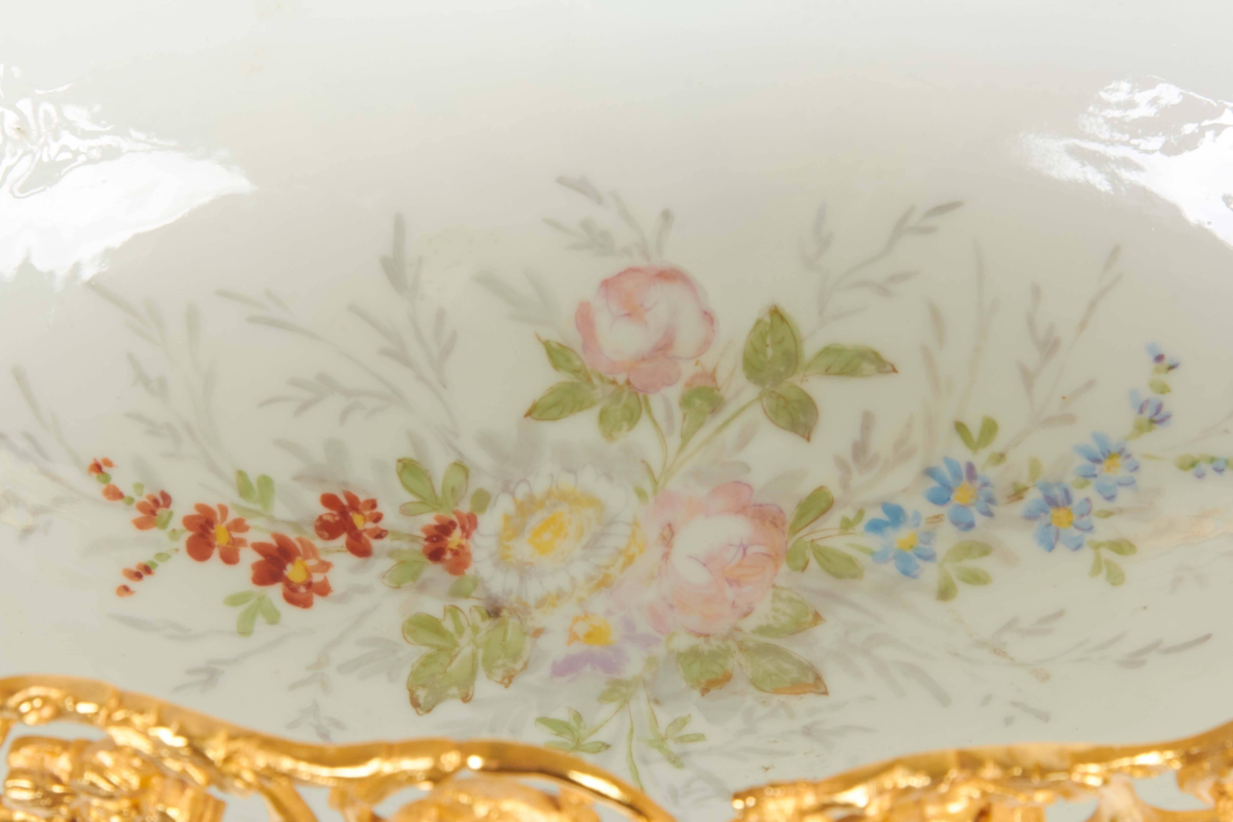 Centre de table/jardinier ovale en porcelaine de Sèvres et orfèvrerie peinte à la main en vente 1