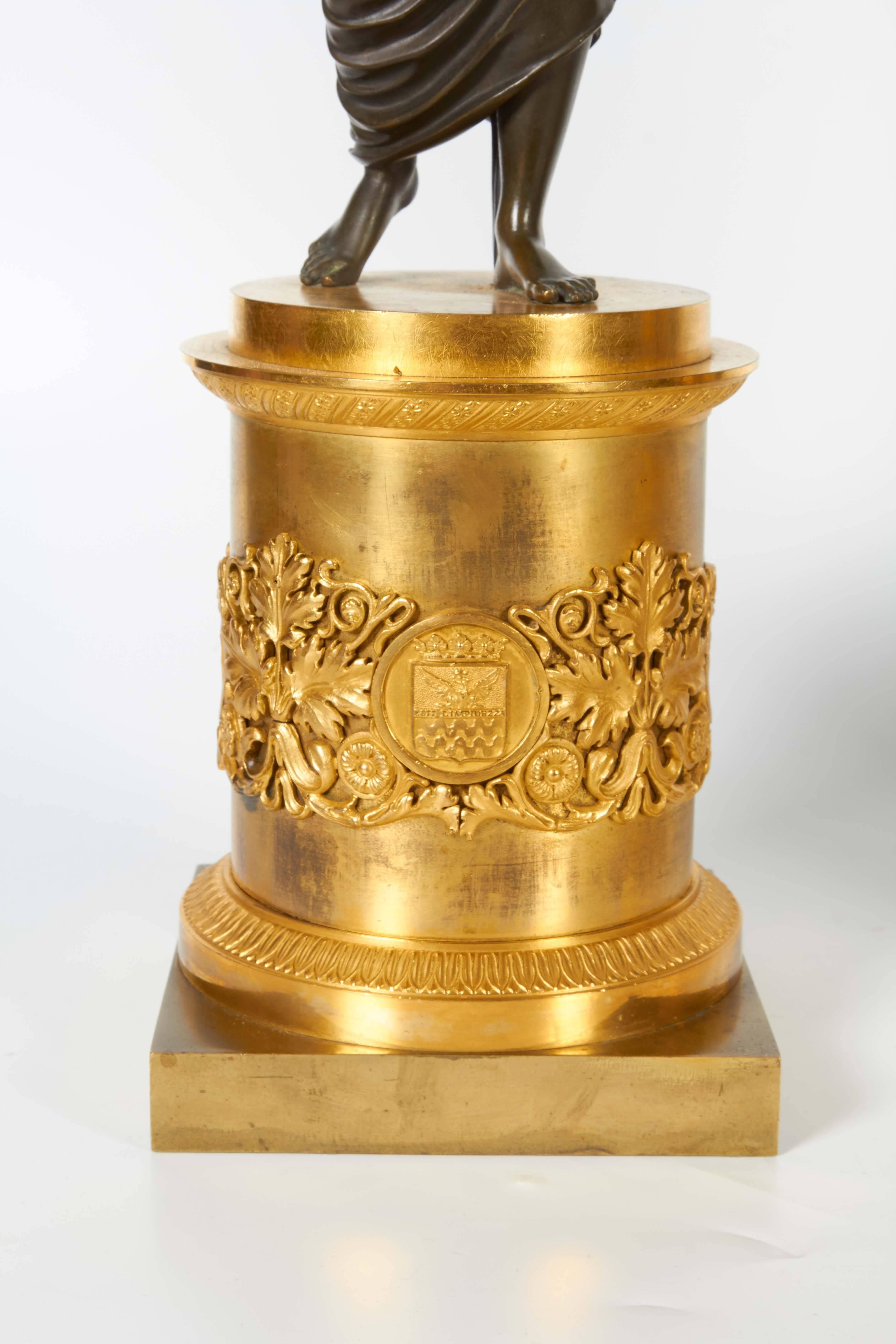 Ein Paar hervorragender antiker italienischer Empire-Leuchter aus vergoldeter Bronze und patinierter Bronze mit königlichen Markierungen, 19. Maße: Gesamthöhe 38,50