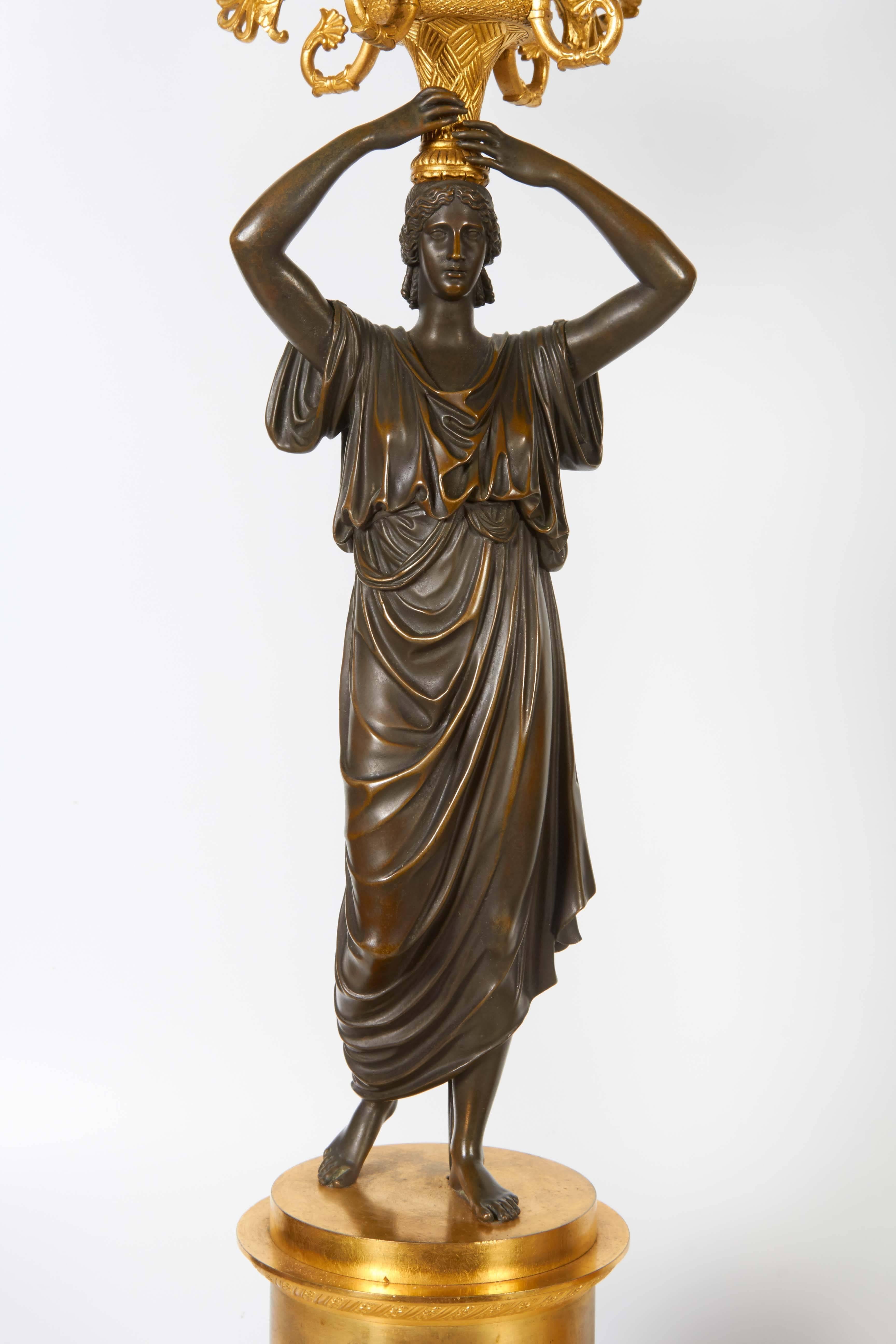 Paar prächtige antike italienische neoklassizistische Empire-Bronze-Figurenkandelaber, Empire (Vergoldet) im Angebot