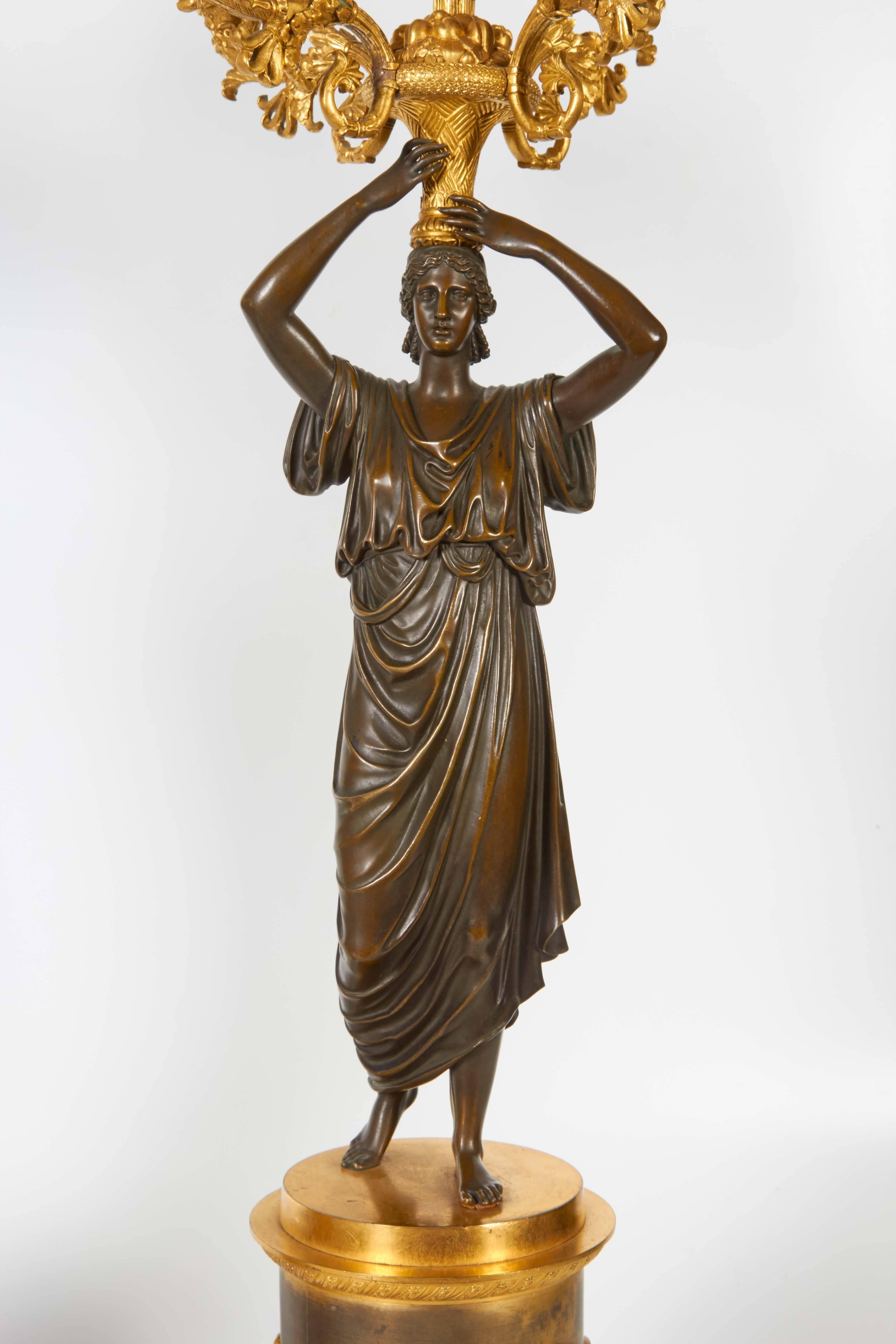 Paar prächtige antike italienische neoklassizistische Empire-Bronze-Figurenkandelaber, Empire im Zustand „Gut“ im Angebot in New York, NY