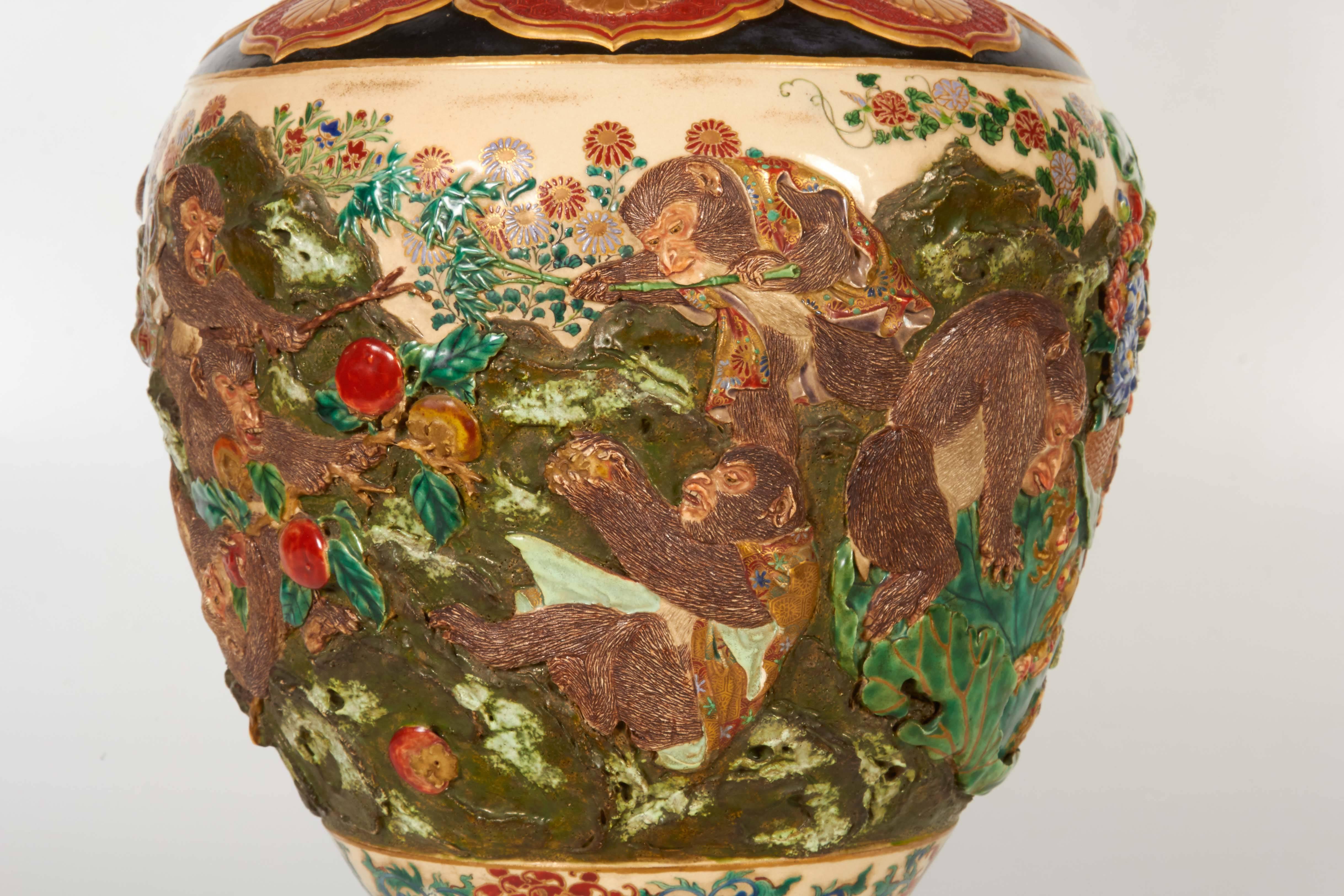 Meiji Vaso giapponese Satsuma Kyotoware Monkey in vendita