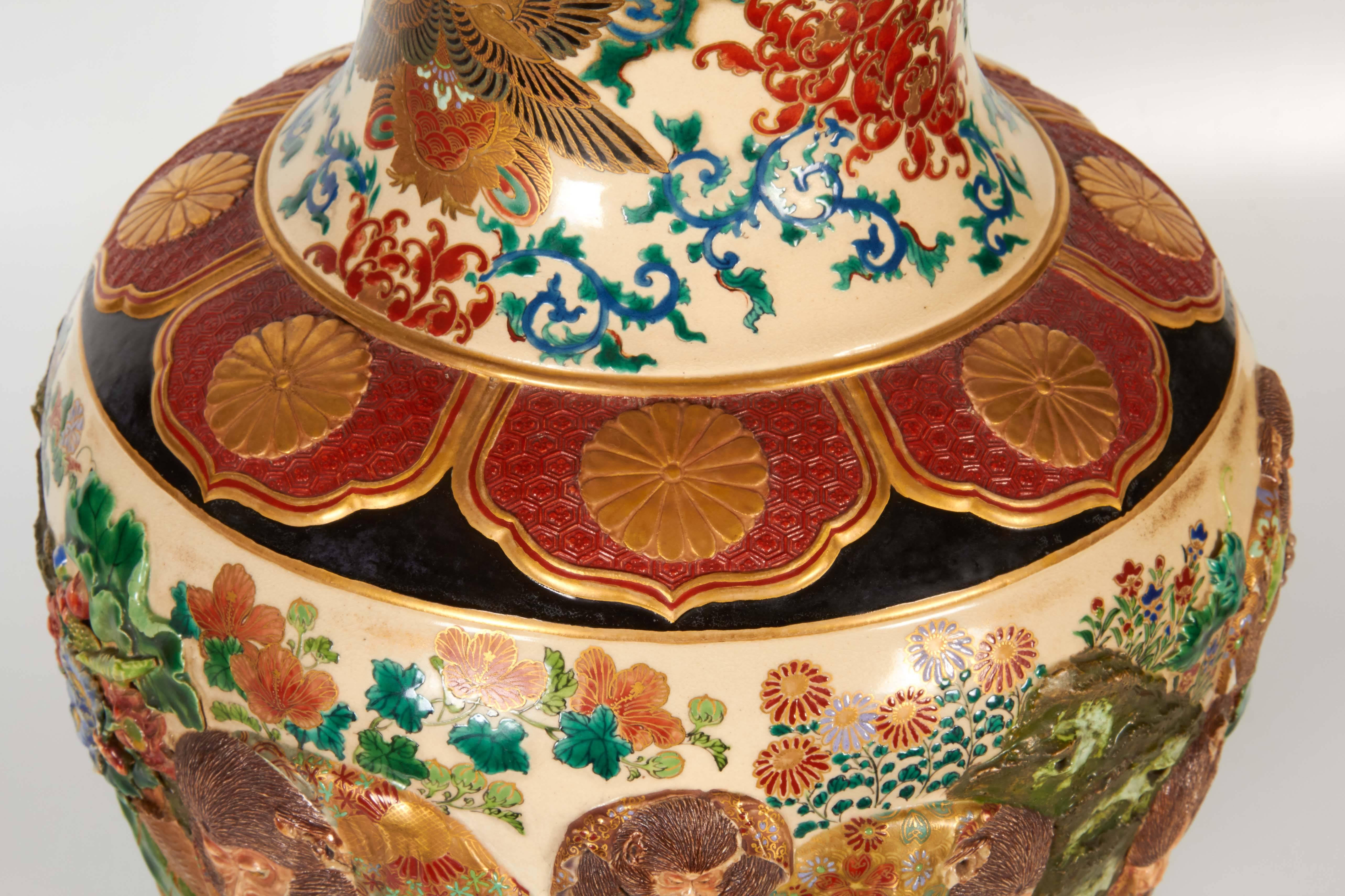 Vase singe japonais Satsuma Kyotoware Bon état - En vente à New York, NY