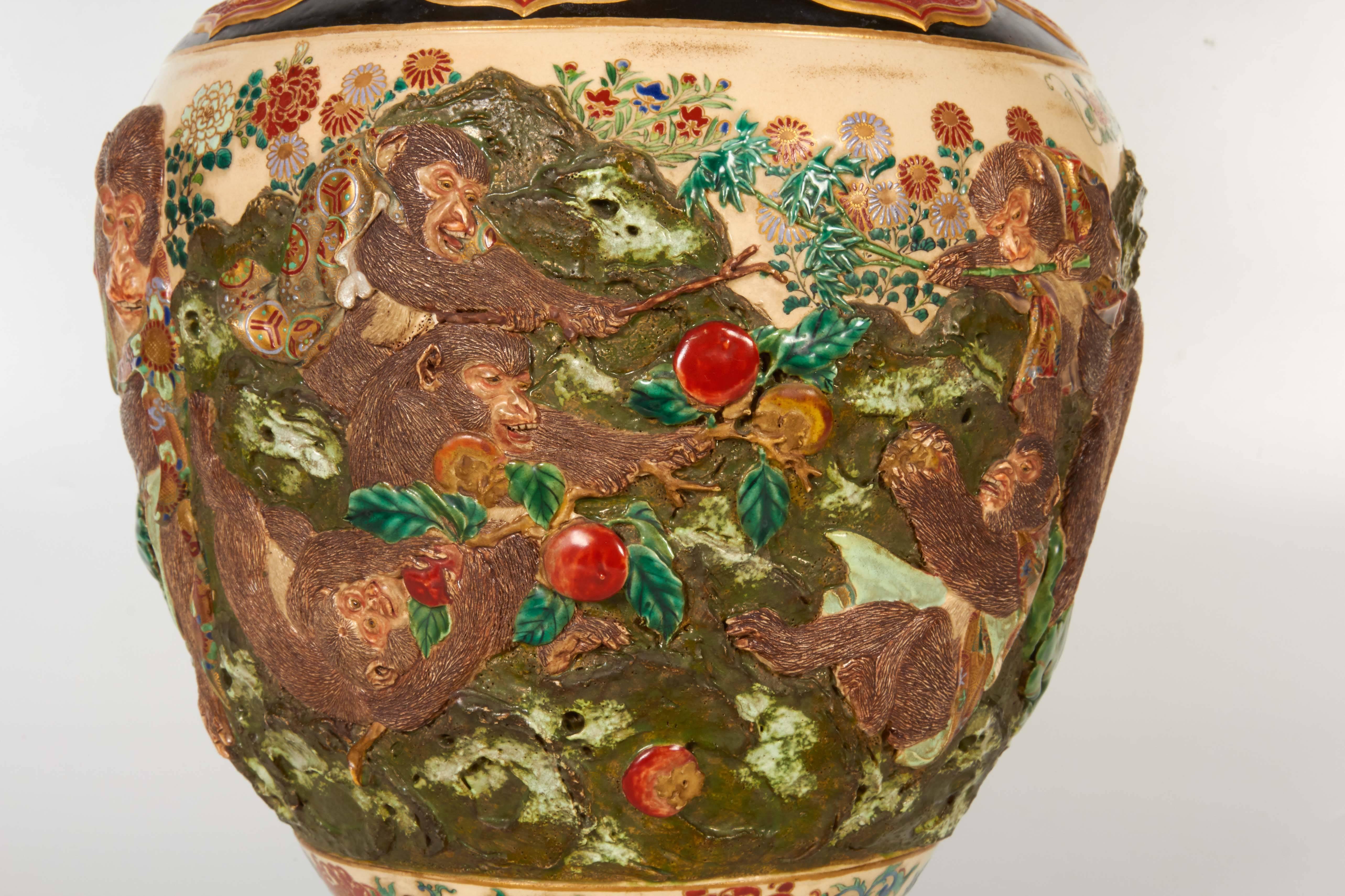 Fin du XIXe siècle Vase singe japonais Satsuma Kyotoware en vente