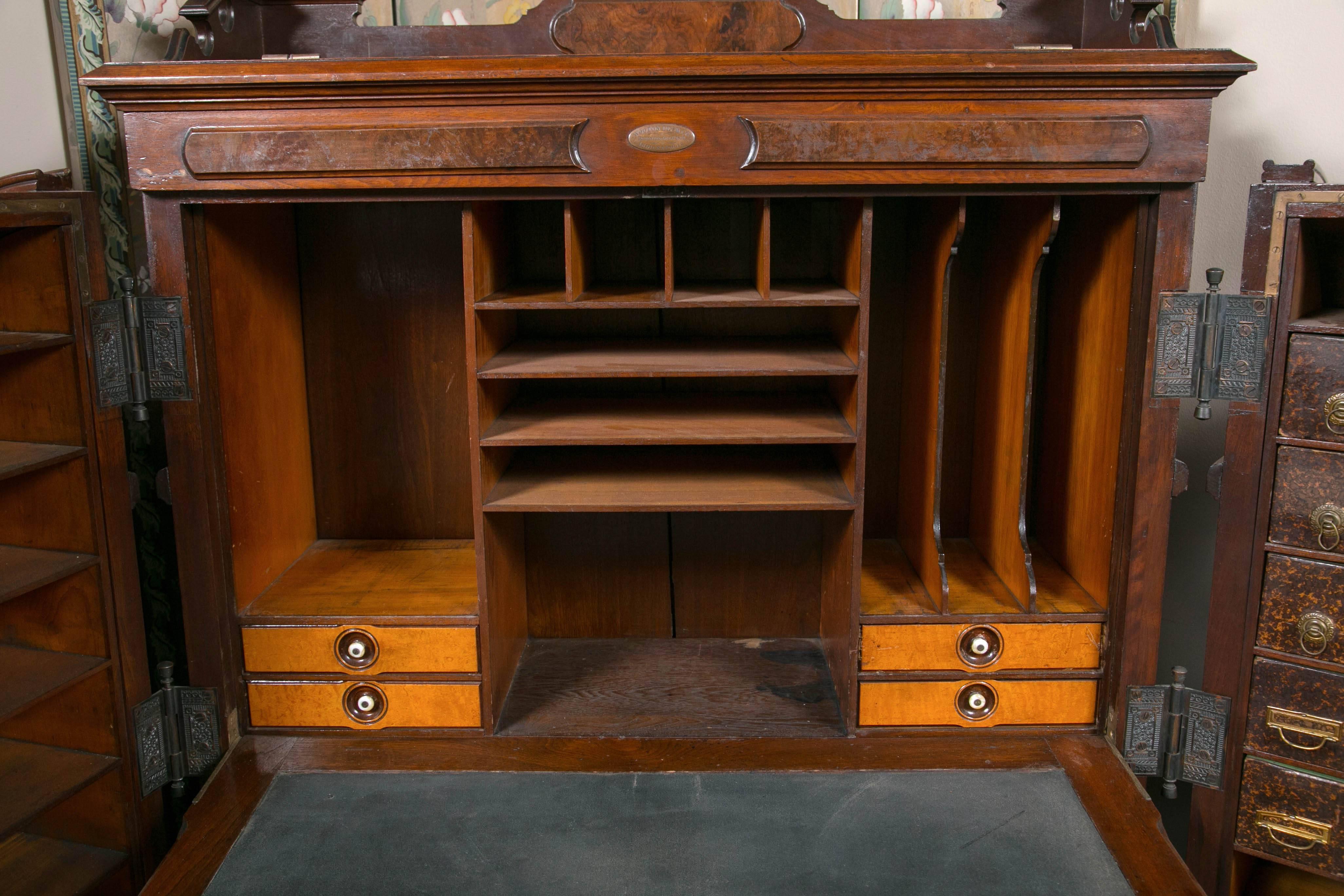 Wooten Desk In Excellent Condition In Stamford, CT