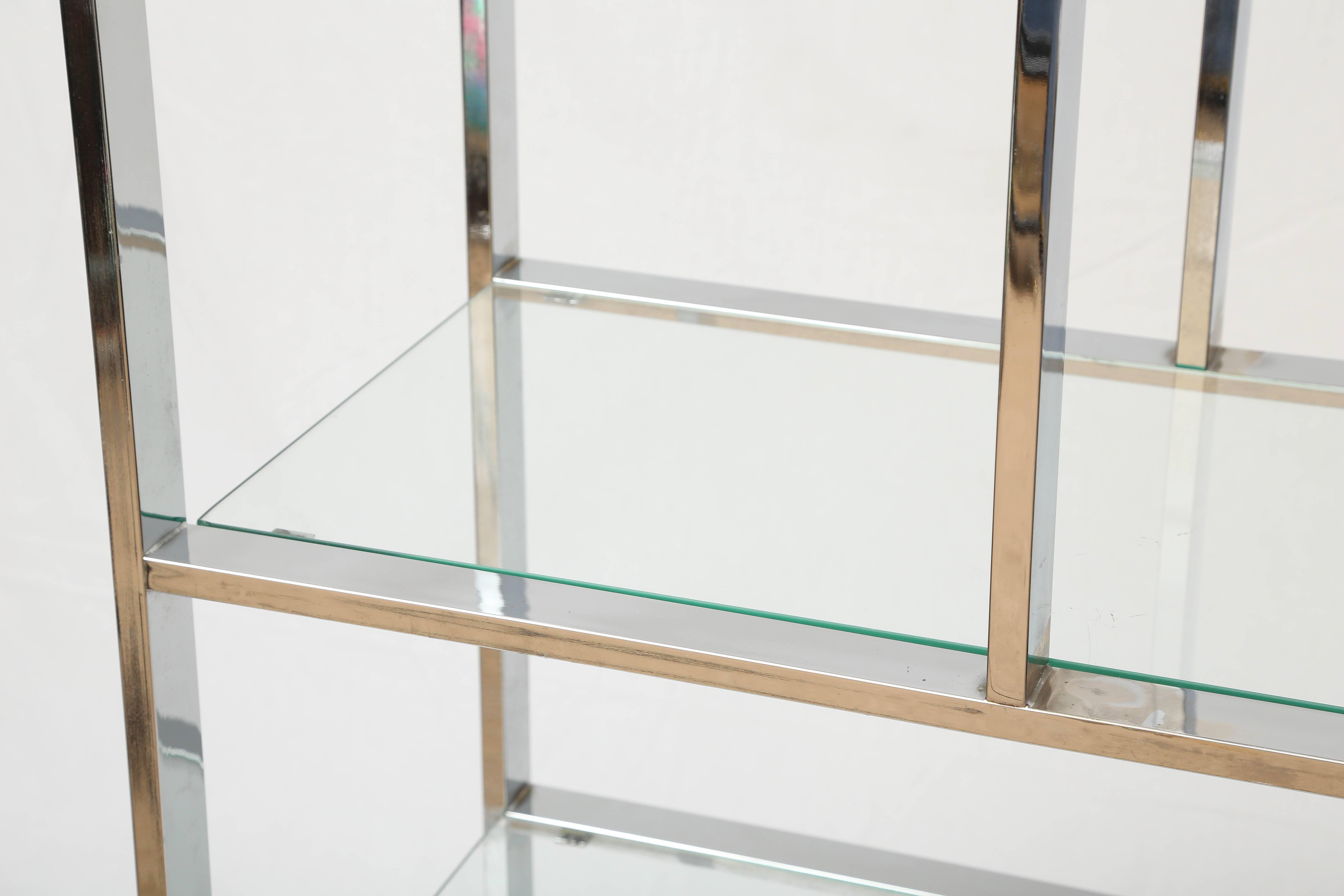 Una delle due alte étagère cromate a chiave greca attribuite al Design Institute America.
È dotato di sei ripiani in vetro.
Un meraviglioso scaffale artigianale per esporre i tuoi tesori.
È fantastico da ogni angolazione. Ne abbiamo un paio