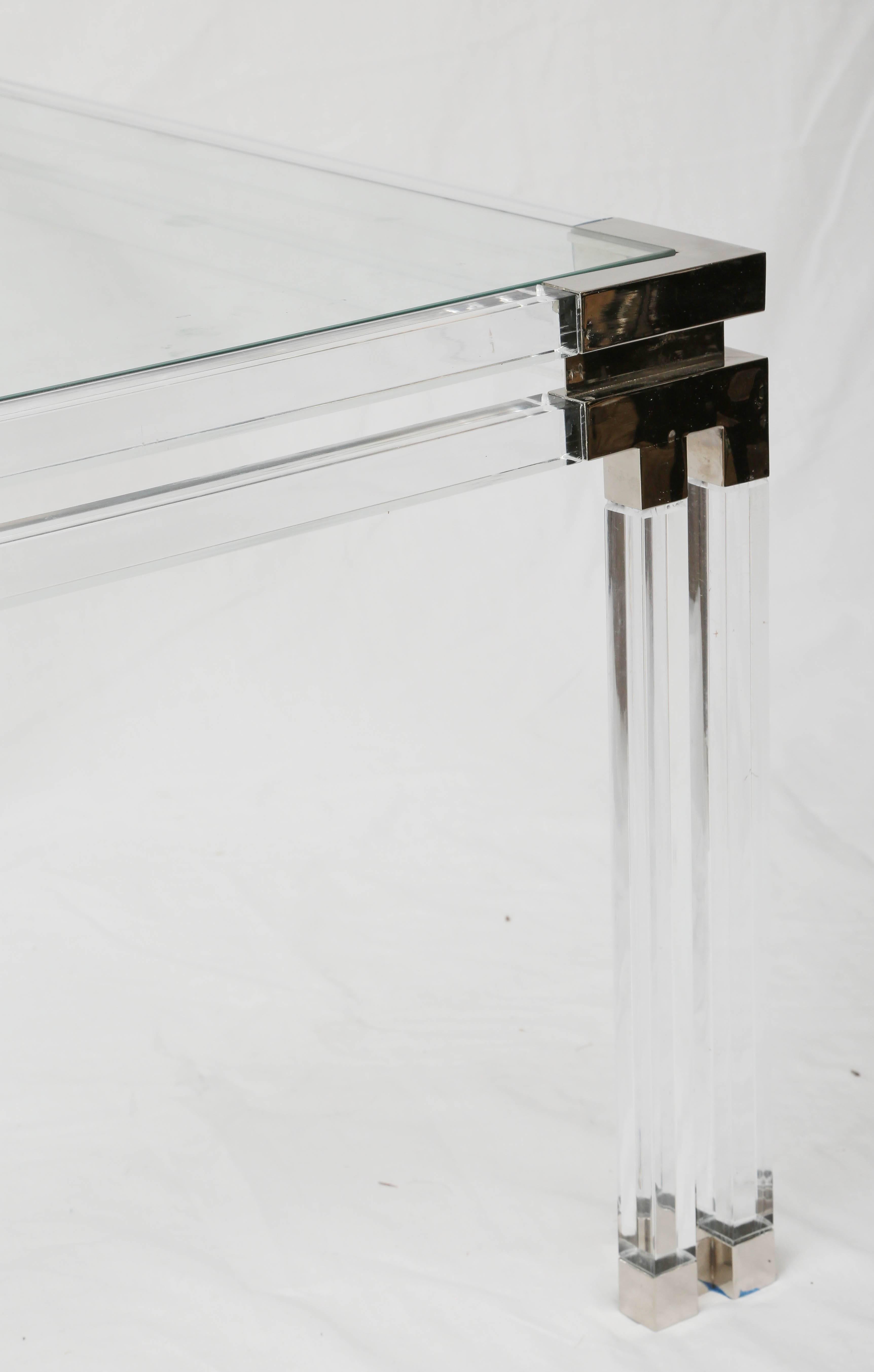 Américain Table basse de style Charles Hollis Jones aux coins en nickel et lucite, mi-siècle moderne en vente
