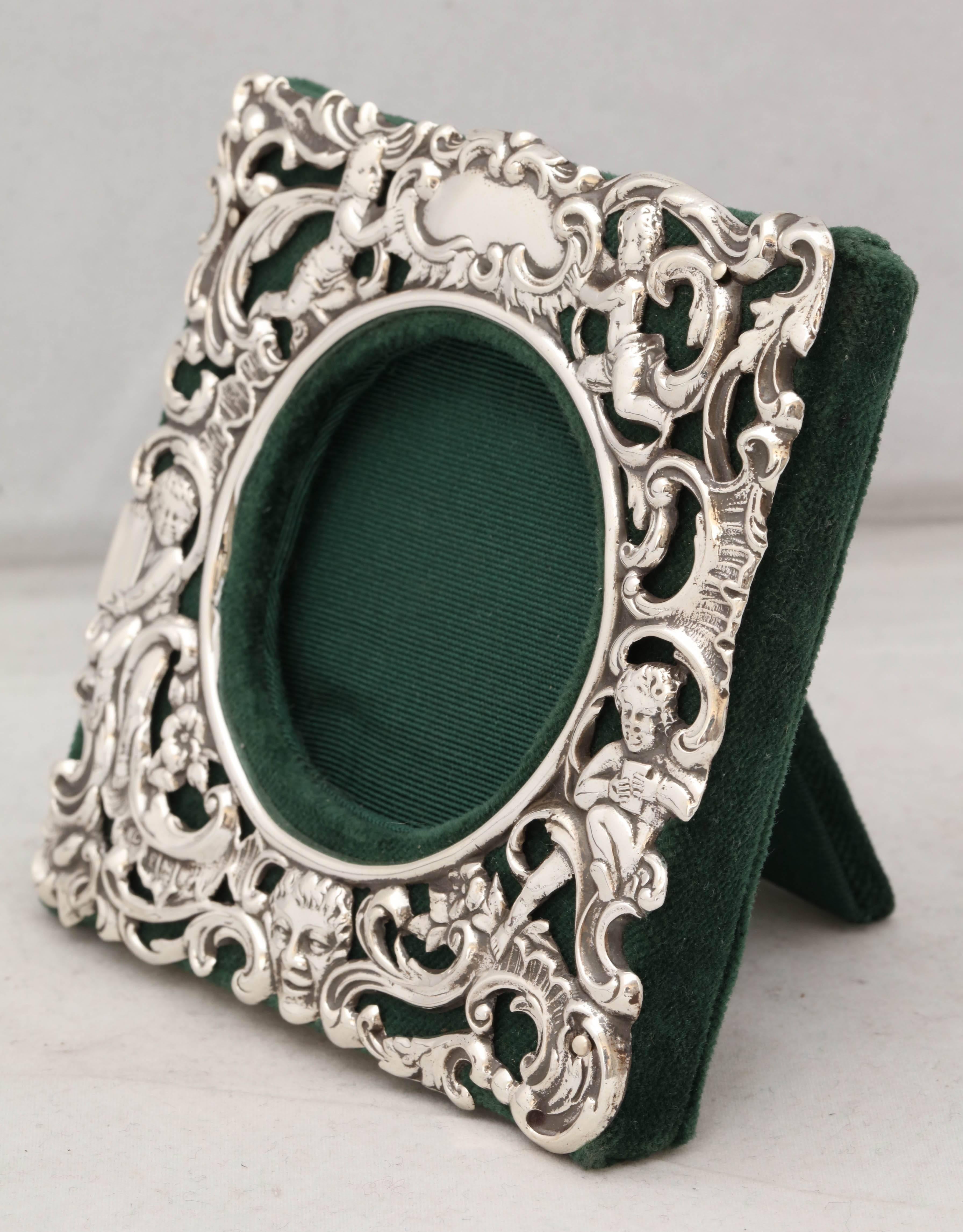 Early 20th Century Victorian Sterling Silver William Comyns Picture Frame