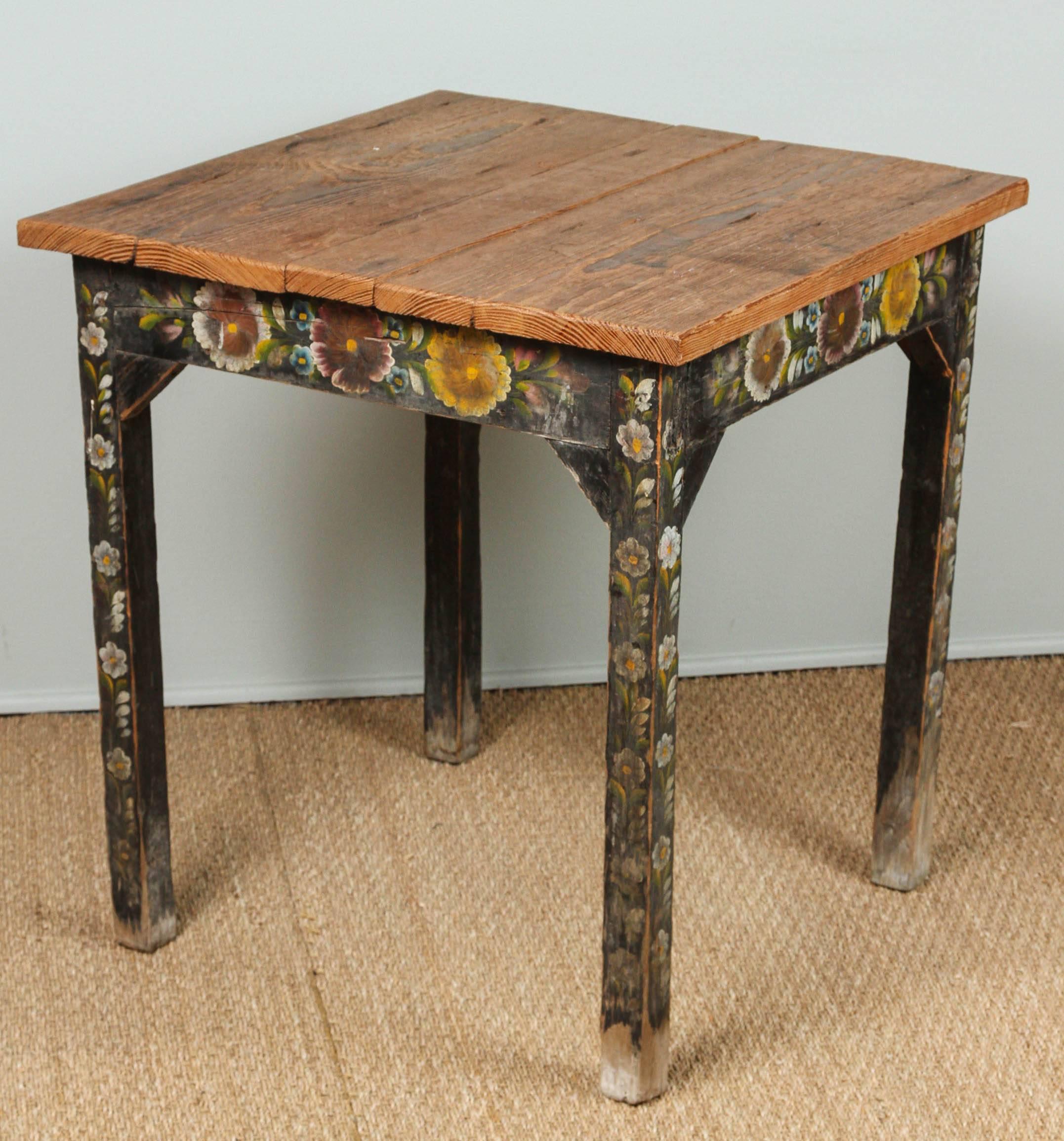 Mexican Hand-Painted Table, Olinala Paint Work In Good Condition In Los Angeles, CA