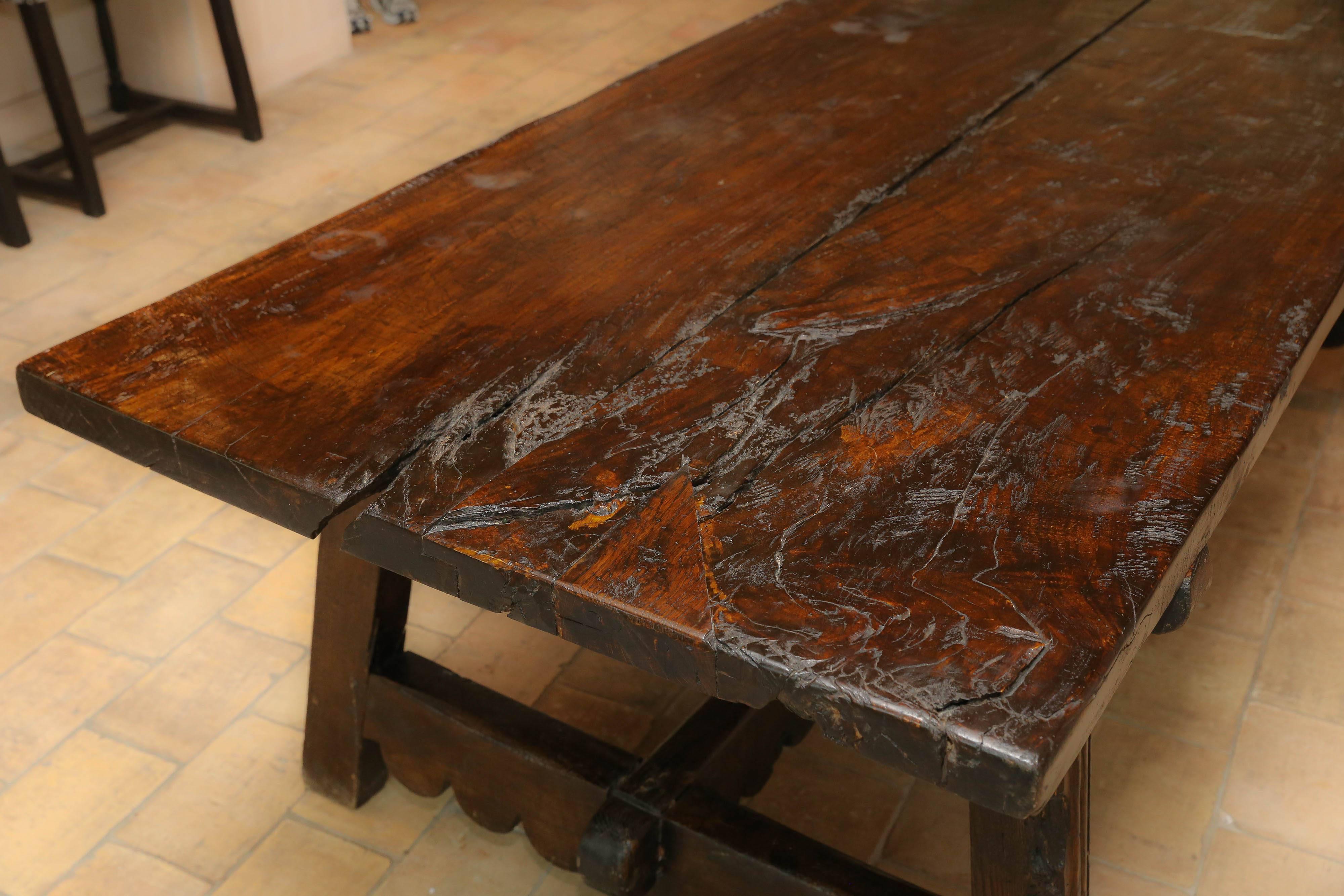 18th Century Walnut Dining Table In Excellent Condition For Sale In Houston, TX