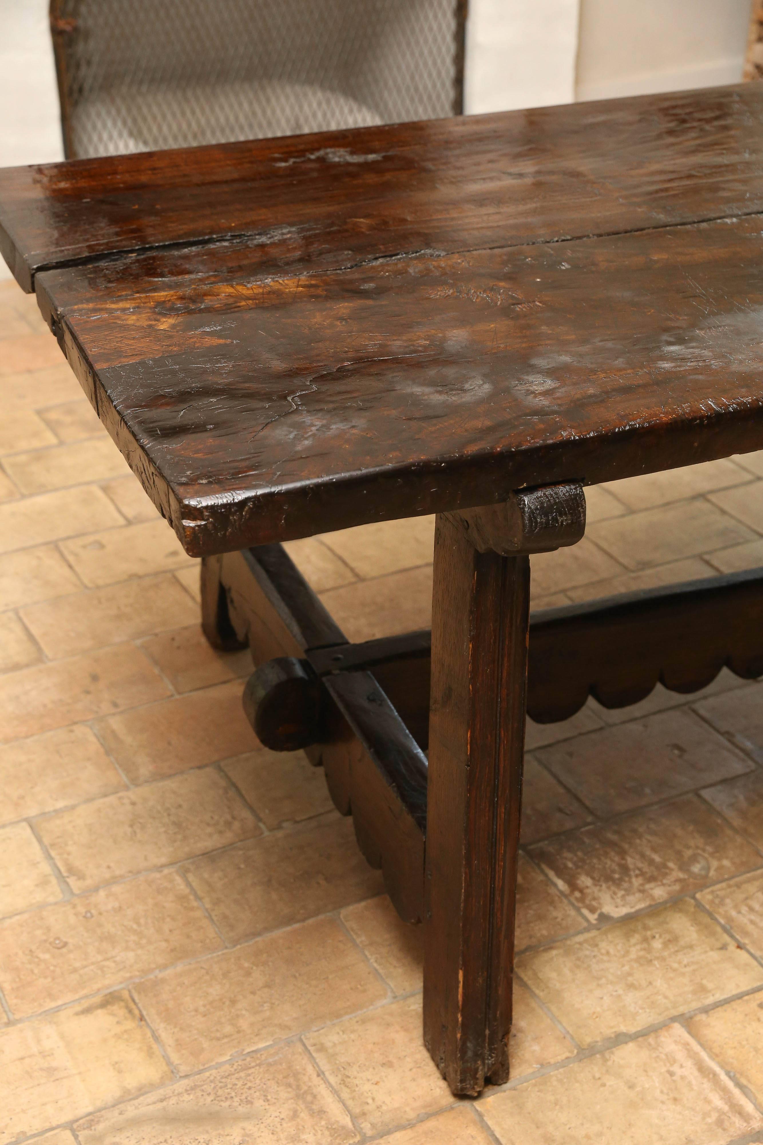 18th Century Walnut Dining Table For Sale 1