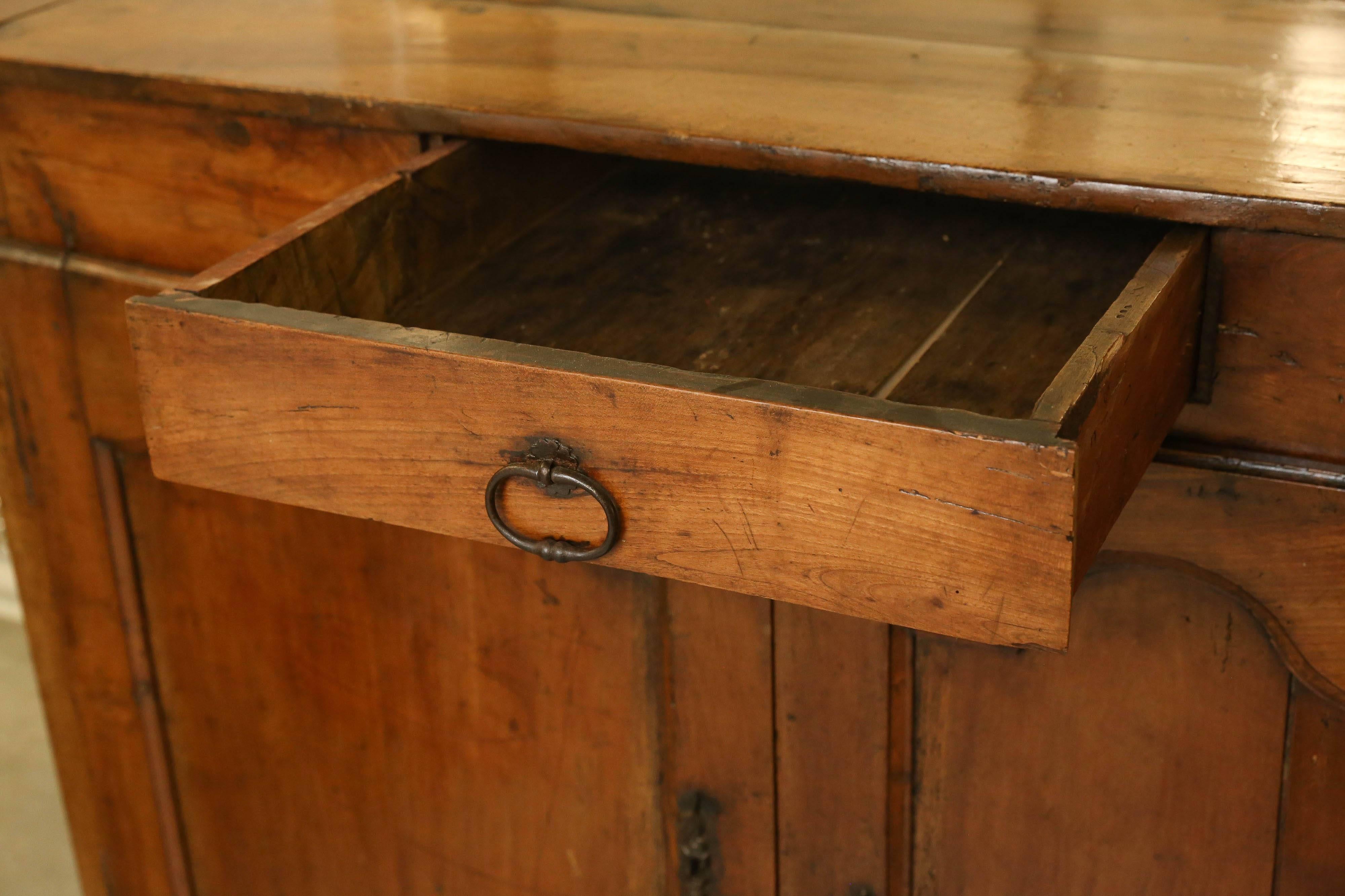 louis-XV-Buffet aus Nussbaumholz aus dem 19. Jahrhundert mit zwei Türen und einer Schublade auf einfachen geraden Beinen. Schöne Patina.