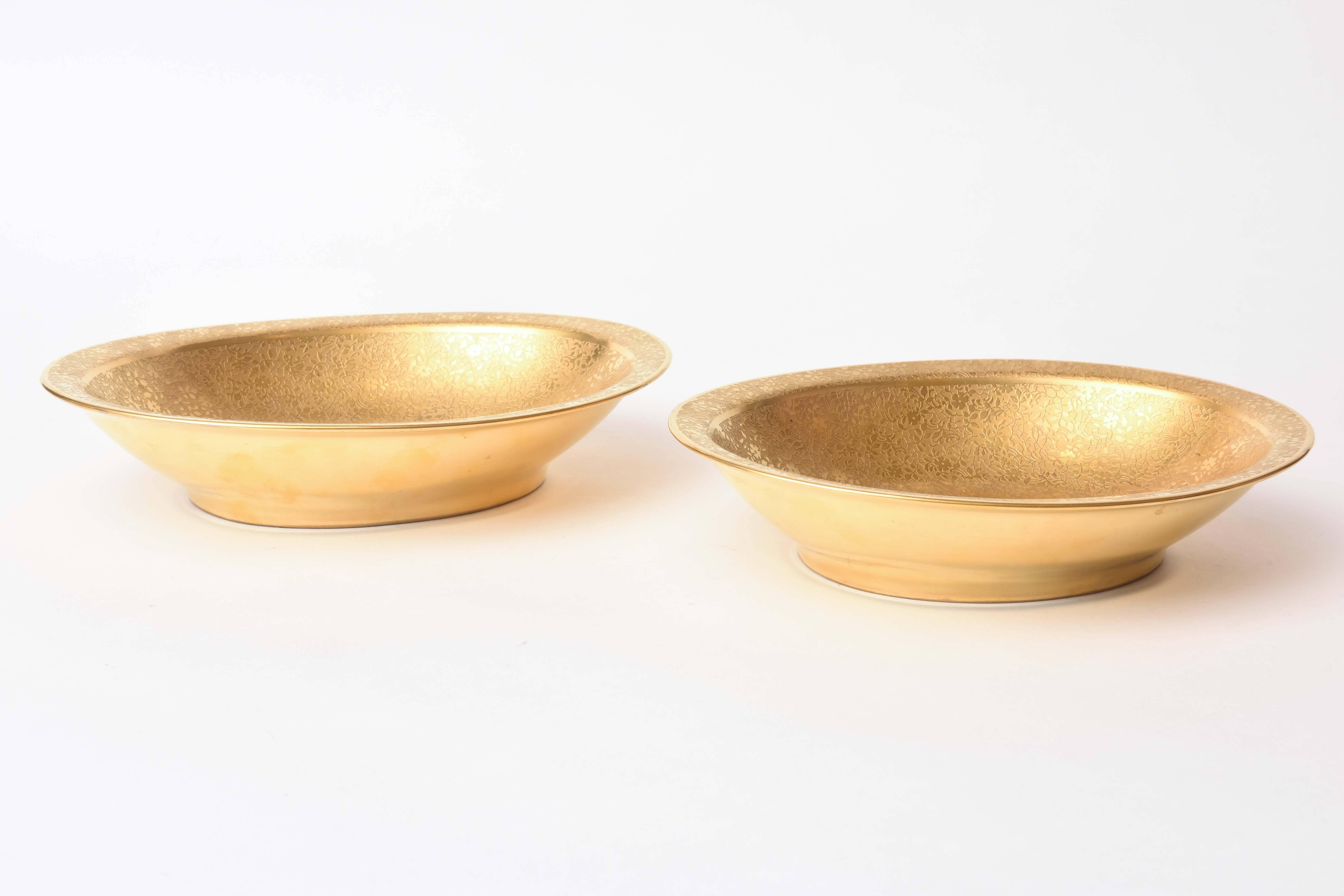 Paar verzierte Servierschalen aus Gold (Handgefertigt) im Angebot
