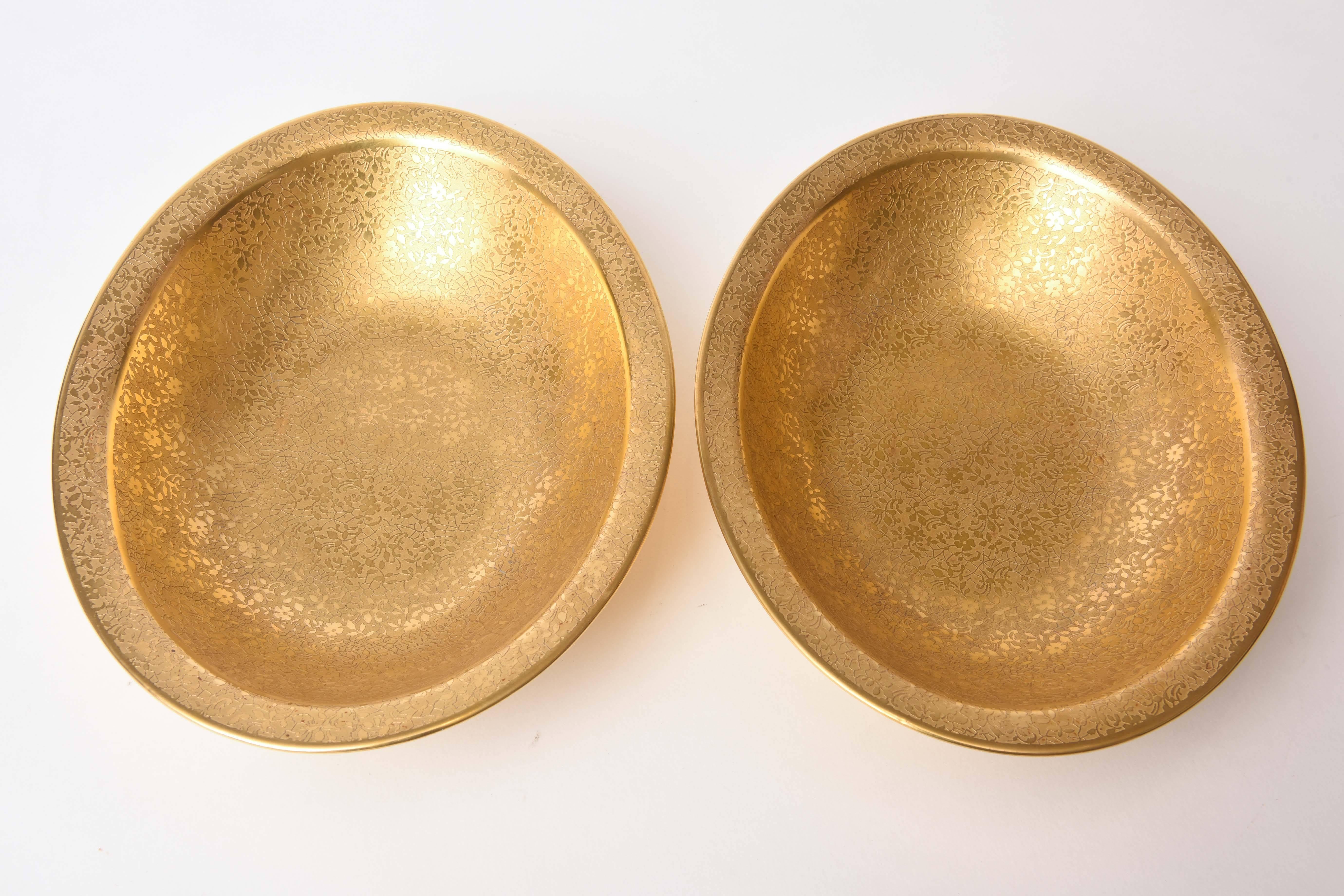 Paar verzierte Servierschalen aus Gold (Porzellan) im Angebot