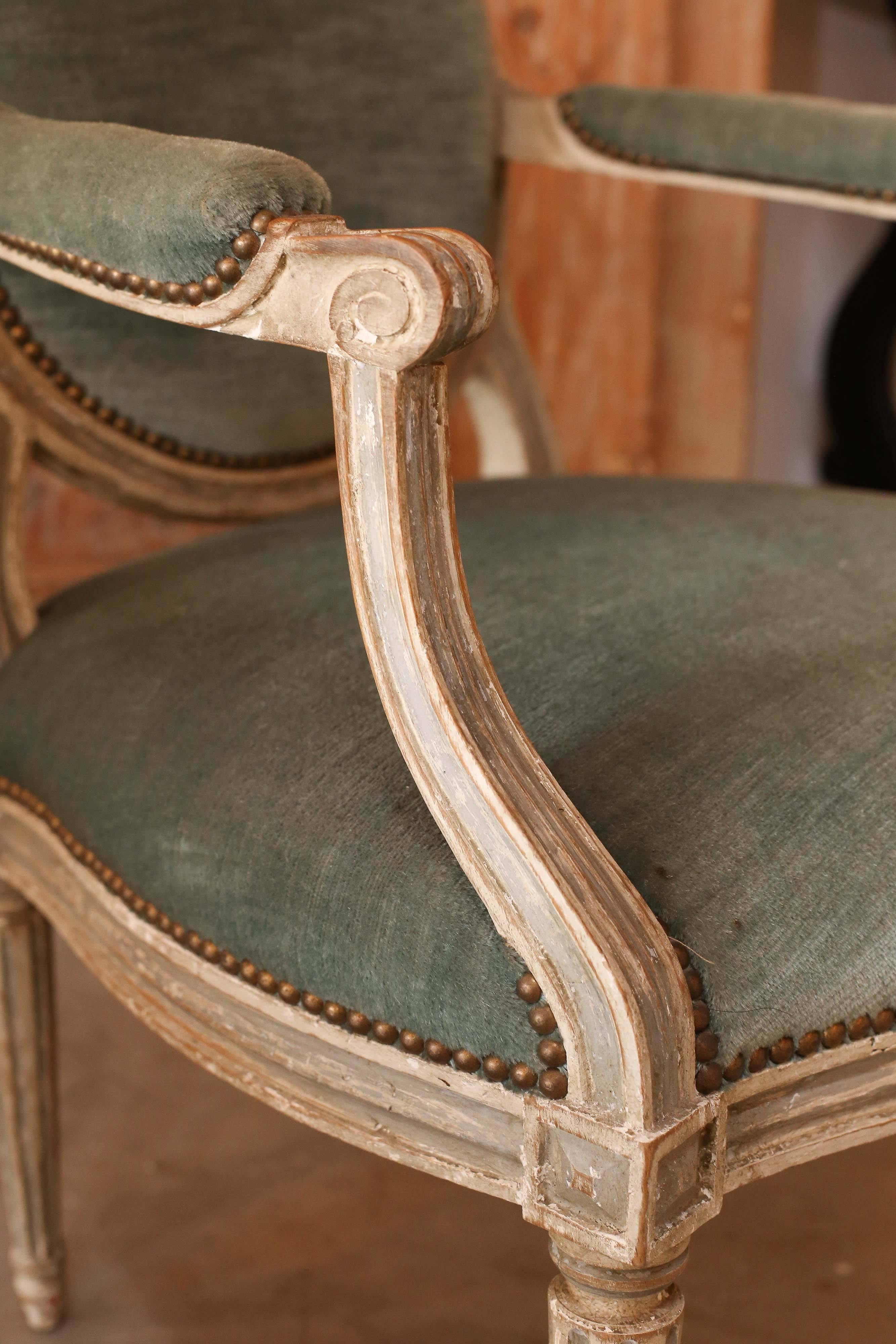 Französische bemalte Louis-XVI-Sessel des 18. Jahrhunderts mit Samtpolsterung, gestempelt (Holz) im Angebot