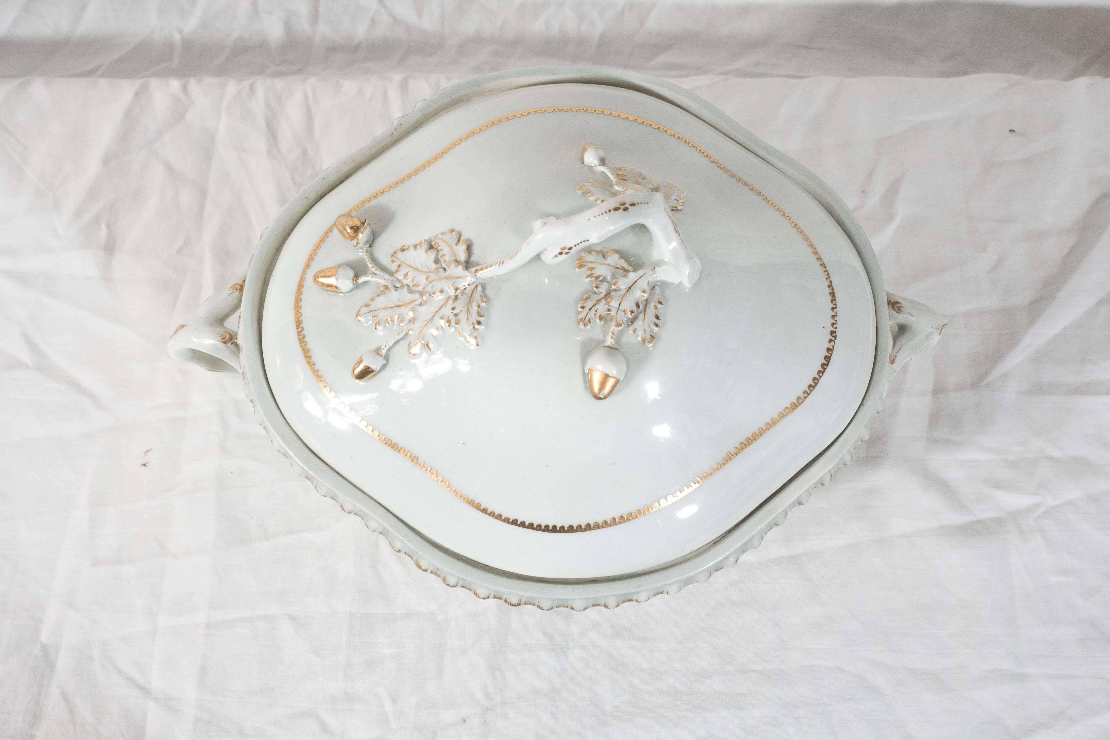 First Period Worcester Porcelain Tureen Made in England circa 1770 In Excellent Condition In Katonah, NY