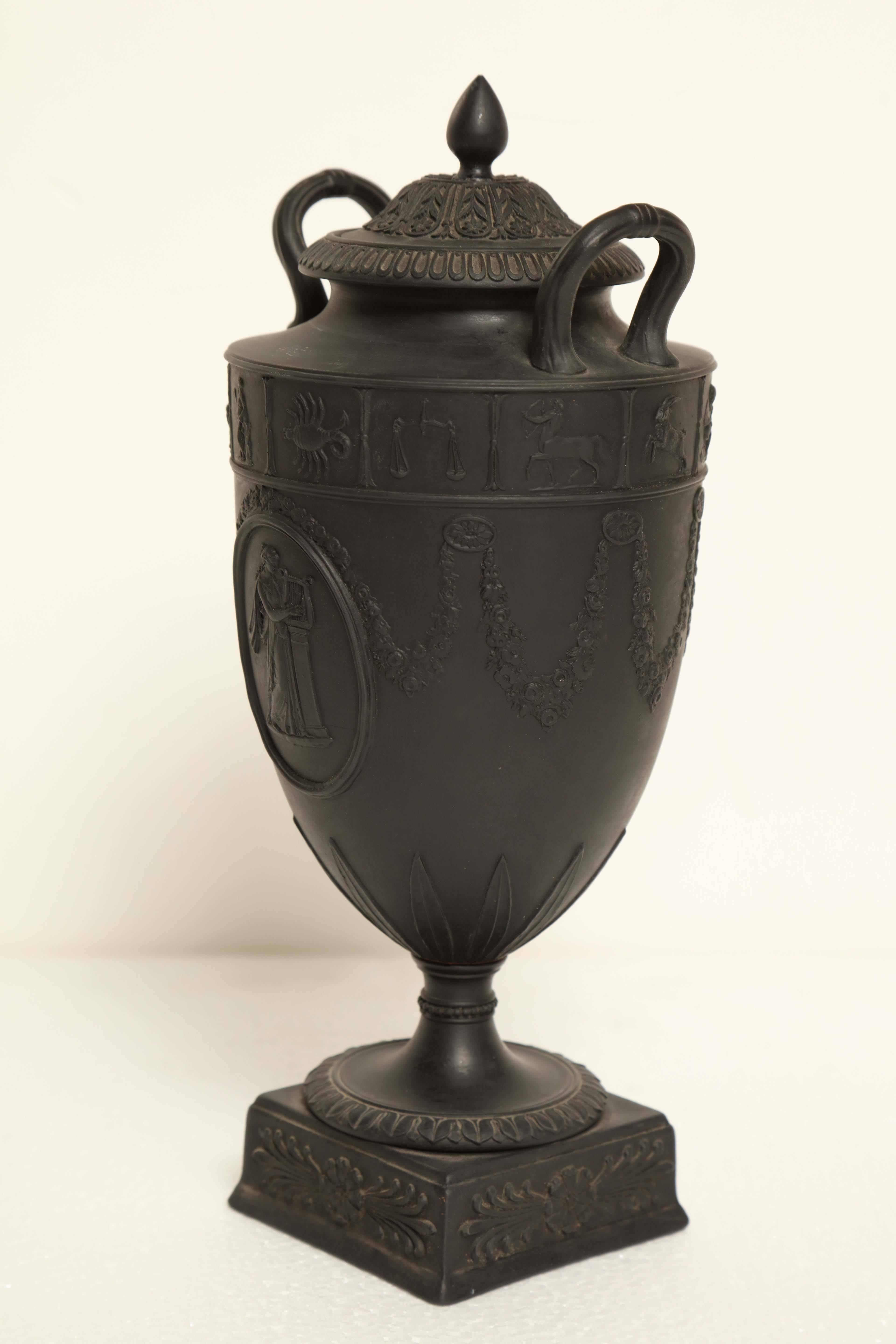 Early 19th Century Wedgwood Black Basalt Urn with Lid In Excellent Condition In New York, NY