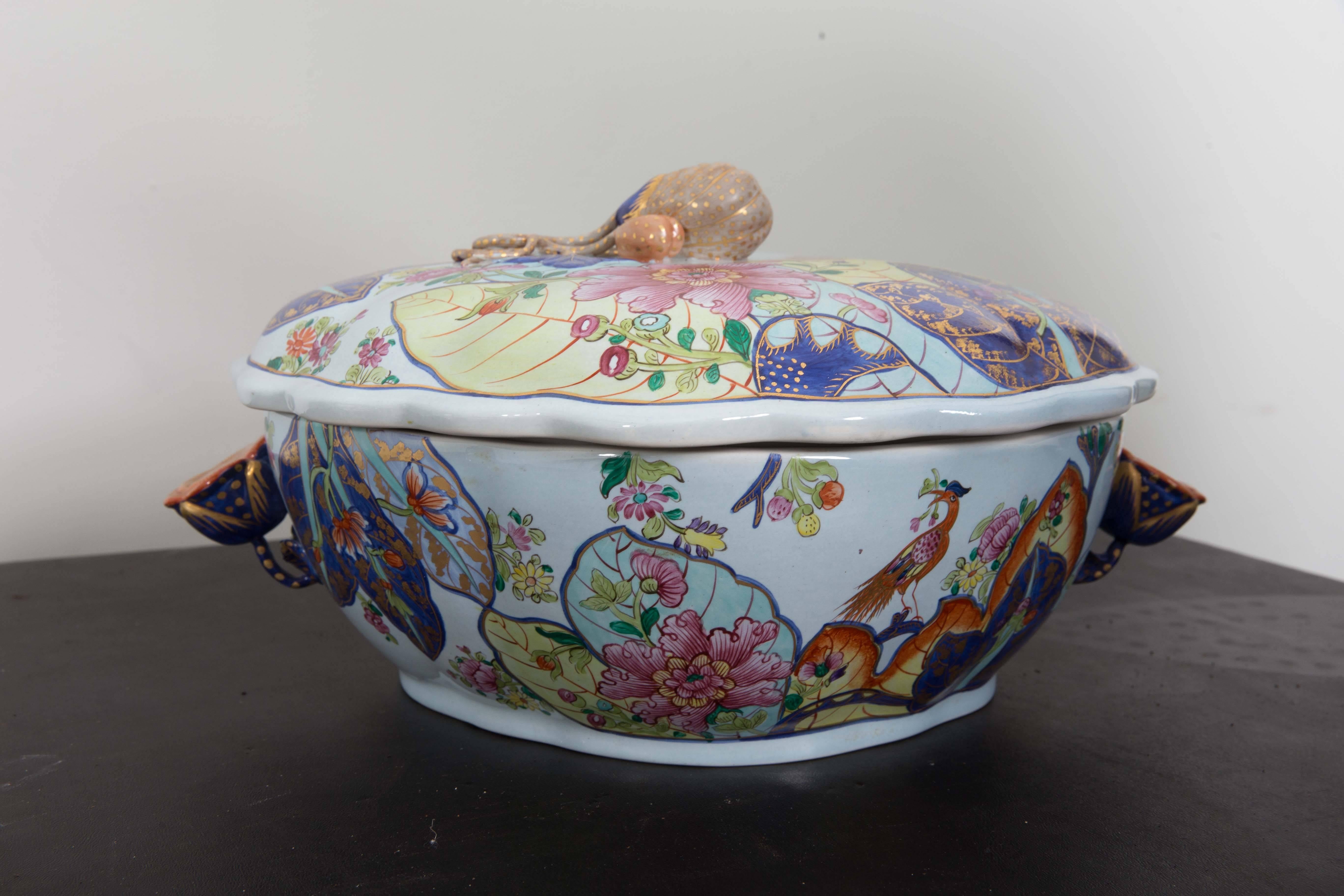 Lowestoft reproduction by Mottahedeh of famous Chinese export pattern of tobacco leaf. Pomegranate handle on tureen lid. Stylized lotus flower handles on sides of tureen. Vibrant colors, blue, yellow, green and pink with gold accents.
Platter