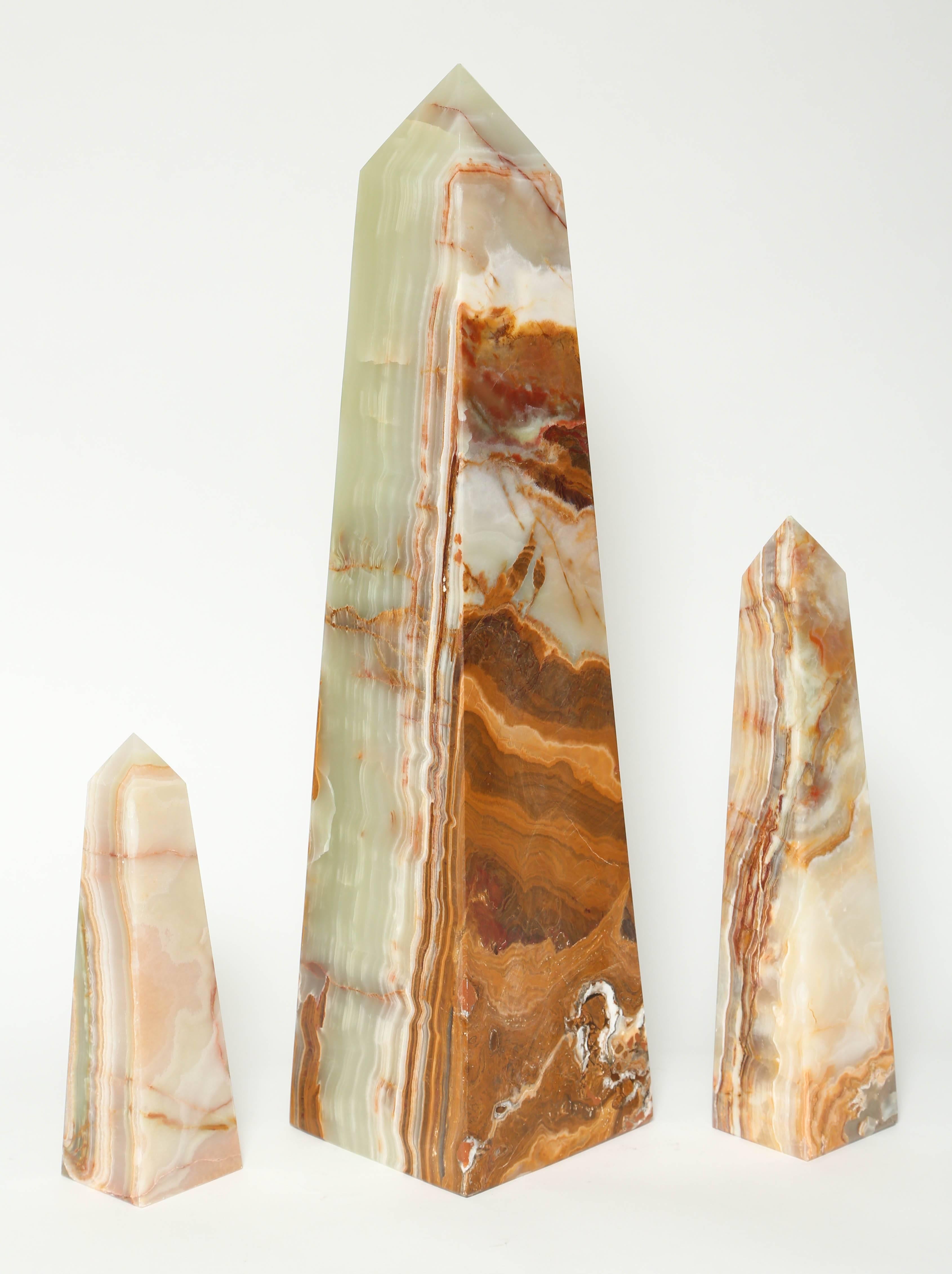 Three Vintage Hollywood Regency Sculptural Onyx Stone Obelisk Classic Modern In Good Condition For Sale In Miami, FL