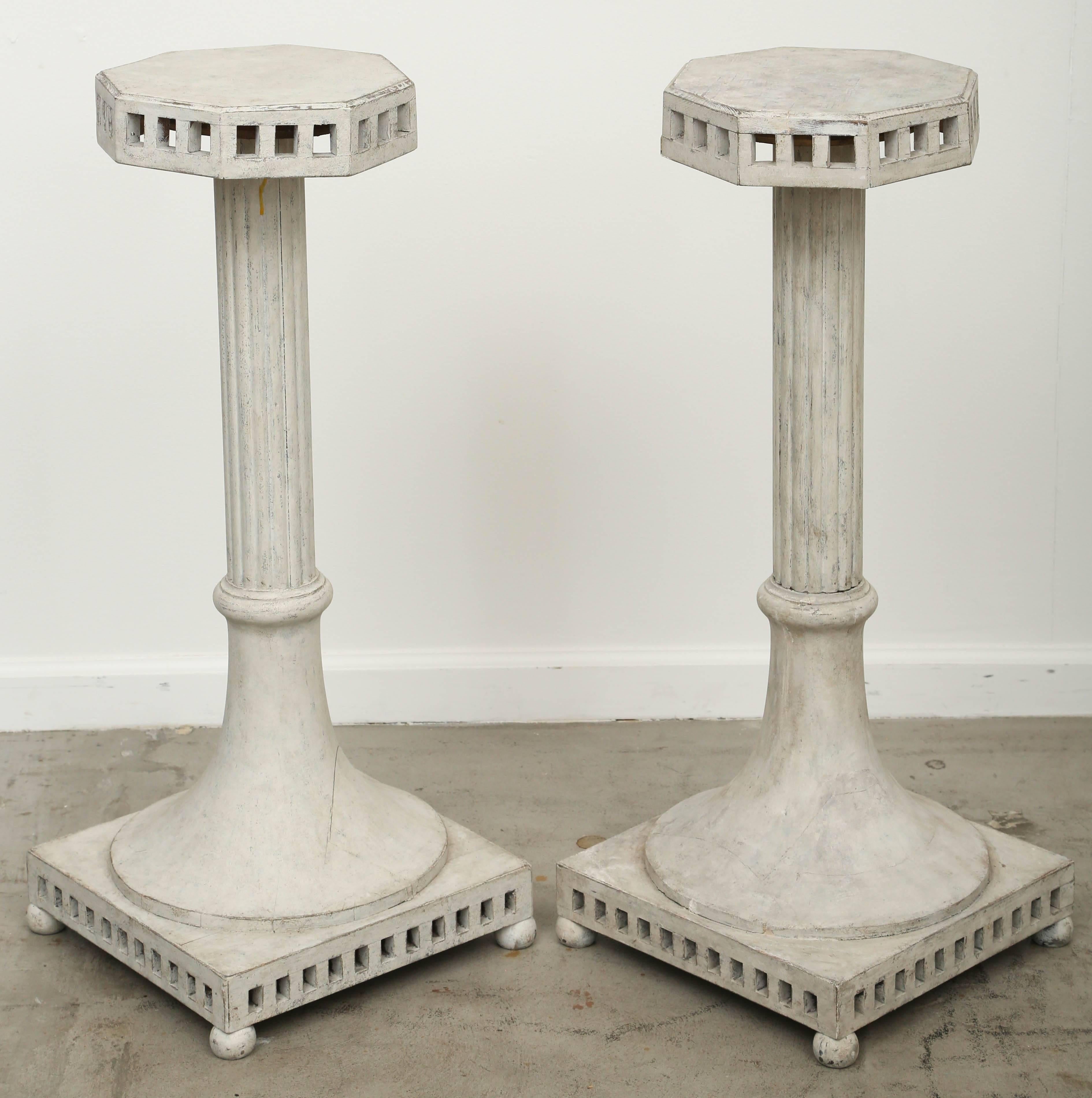 Pair of Antique Swedish Gustavian style Painted Pedestals, Mid-19th Century In Good Condition In West Palm Beach, FL