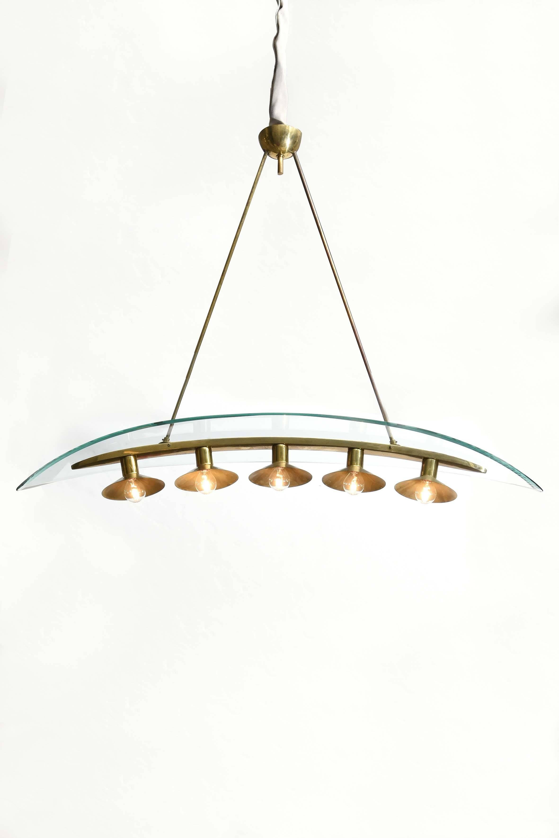 Five-light chandelier, bent glass plate, brass framework.
Designed by Pietro Chiesa for Fontana Arte, 1940s.