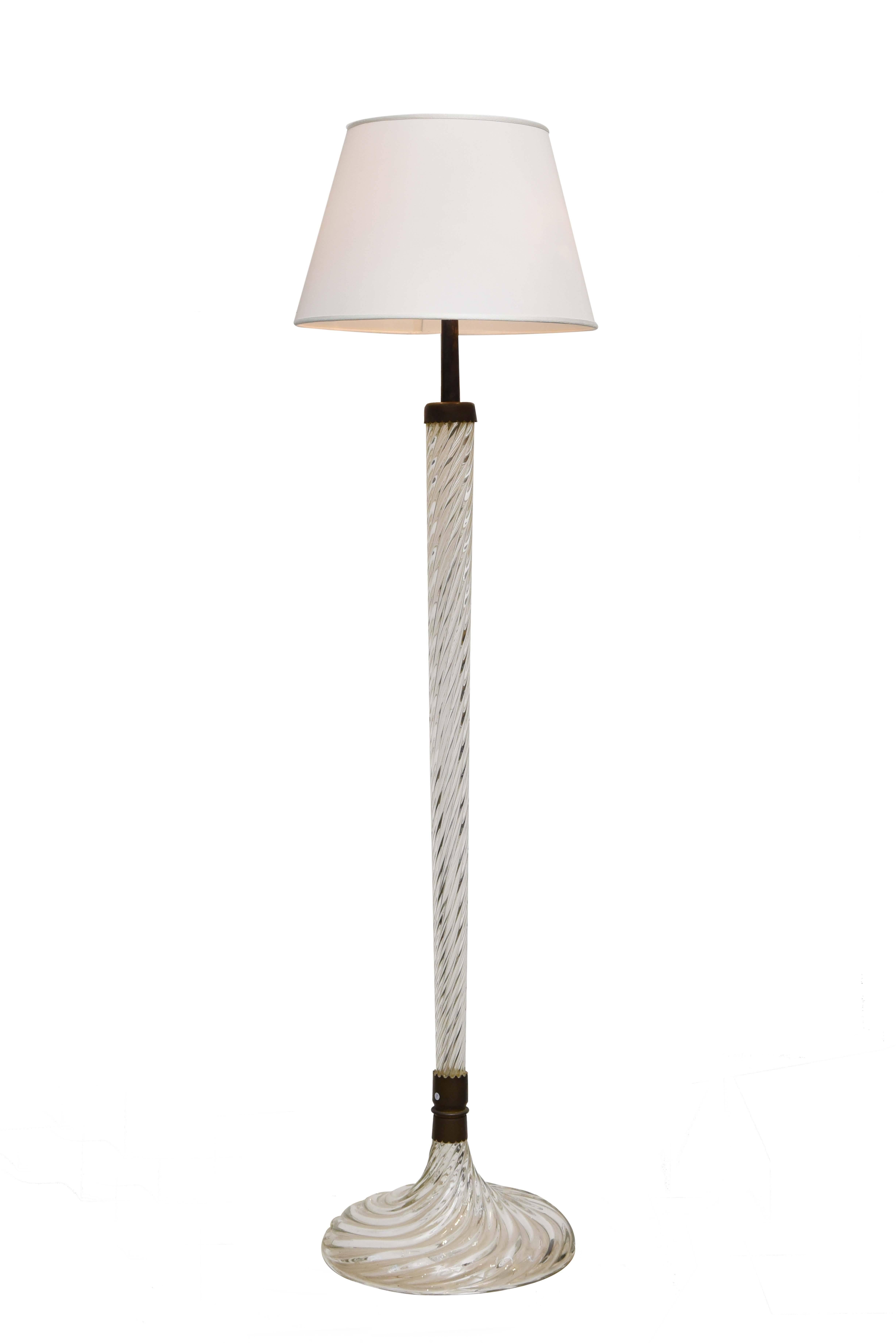 "Rigato" glass floor lamp.
Transparent Murano glass, brass details.
Measures: H cm 166, L cm 35
Murano, 1940s.