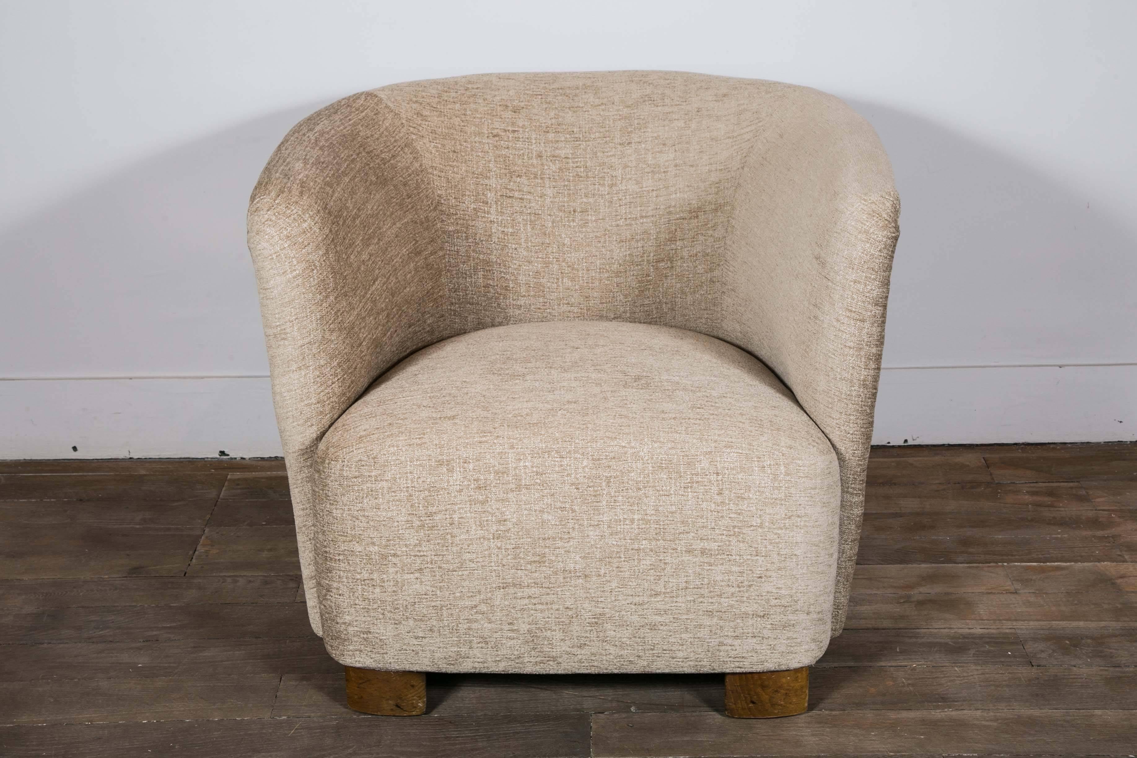 Pair of barrel back chairs.
Broad wooden front feet.
Re-upholstered in velvet, cushion in sheepskin,
Denmark, 1950.

 