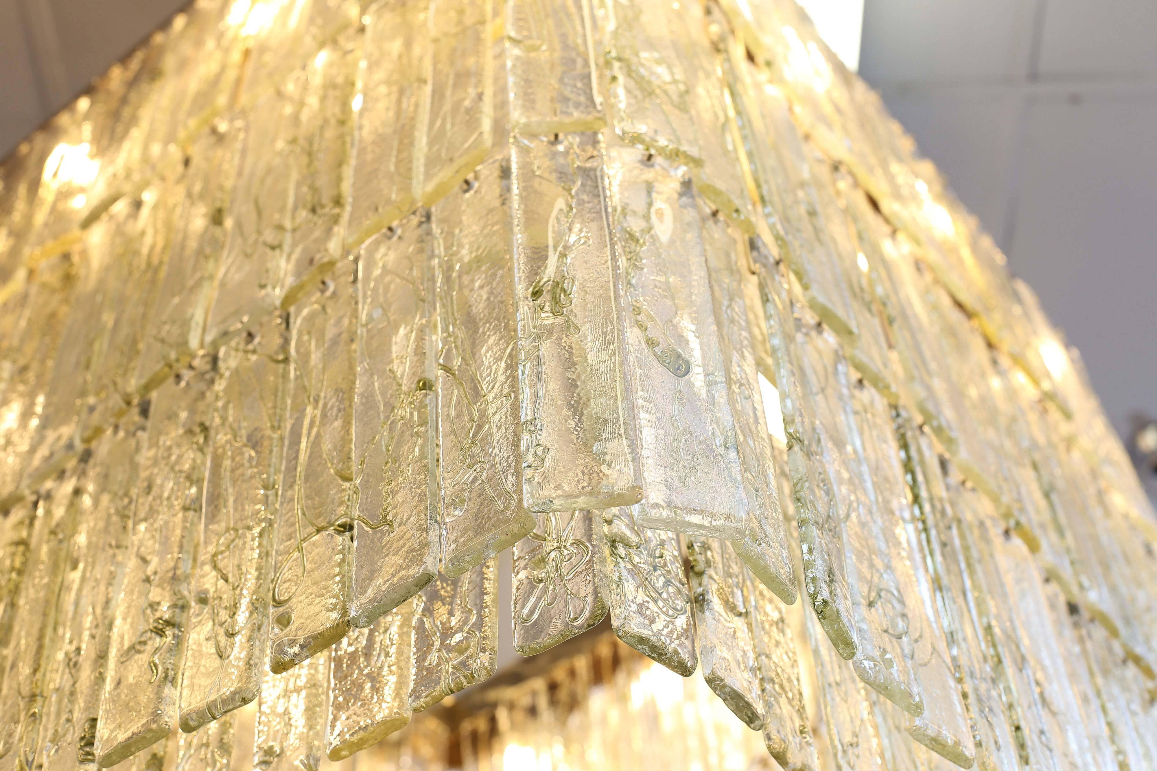 Ce grand lustre de Murano du milieu du siècle est créé par Mazzega, en Italie. Chaque ornement en verre porte le cachet de Mazegga. Le lustre est composé de 324 pièces, qui sont fixées à la structure métallique. L'ensemble de la structure est
