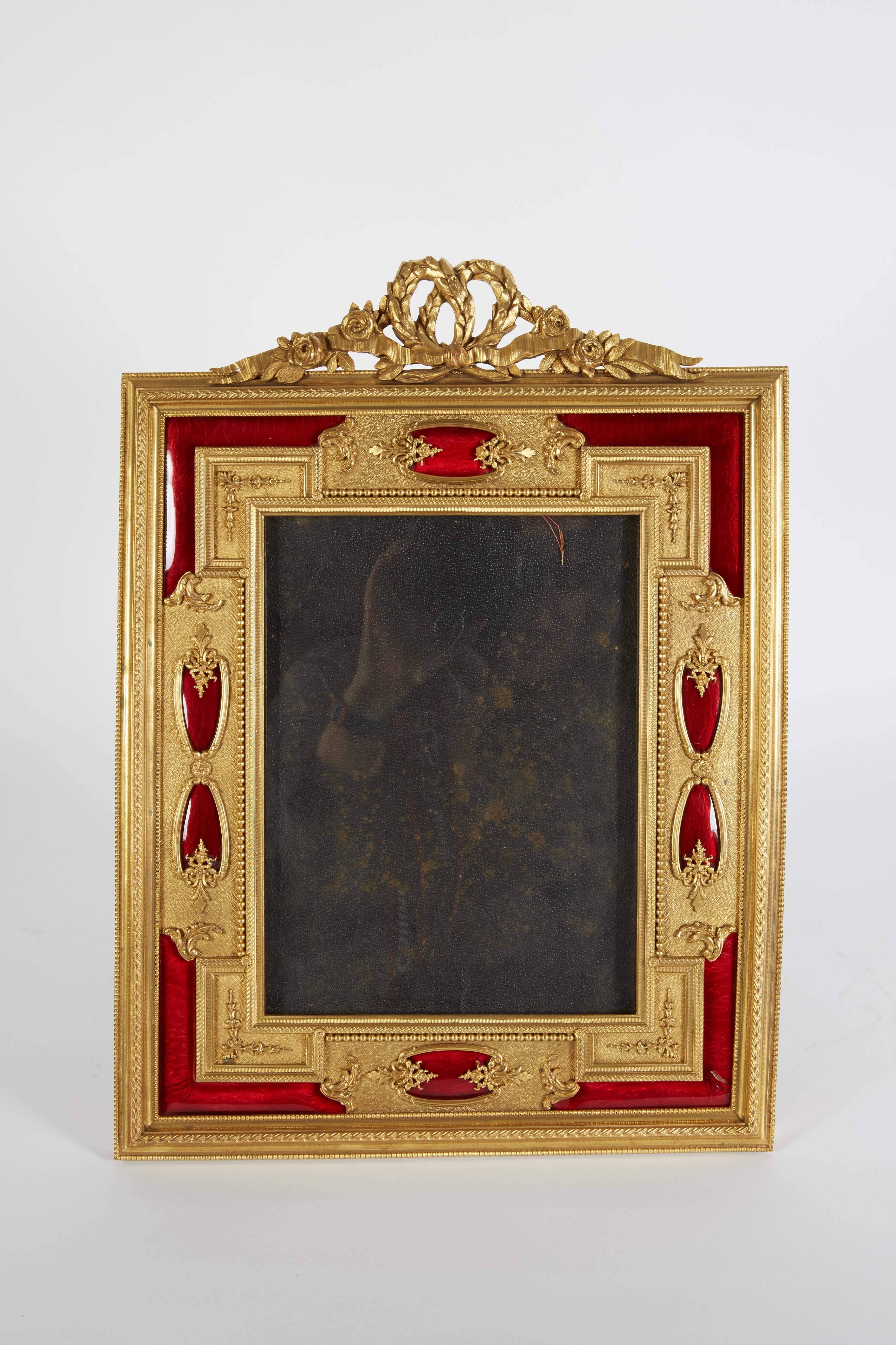 A French gilt bronze ormolu and red Guilloche enamel picture photo frame, 19th century.

Frame size: 16 x 11.5 inches.
Photo size: 9 x 6.5 inches.