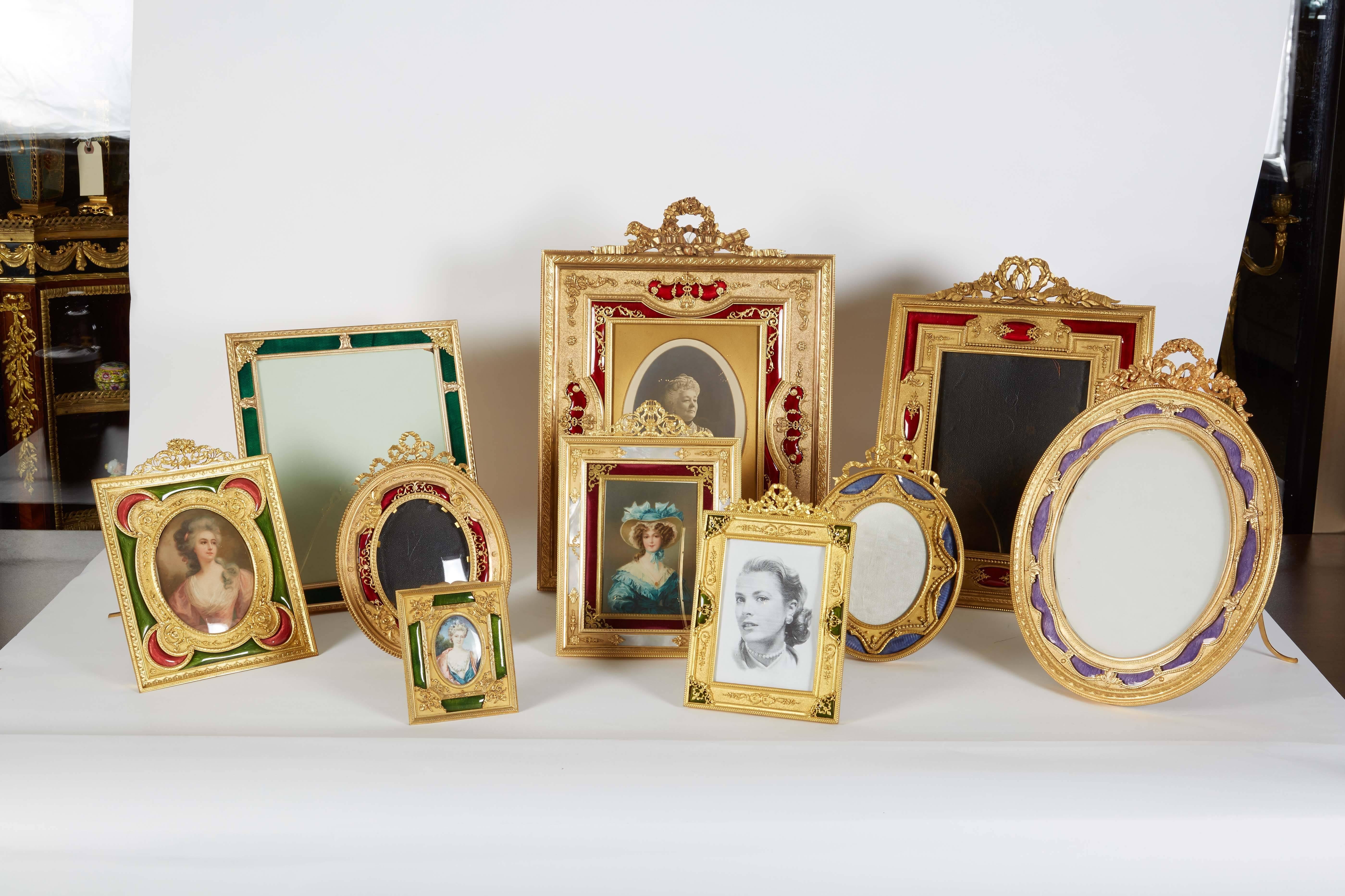 A French gilt bronze ormolu and purple Guilloche enamel picture photo frame, 19th century.

Frame size: 14.5 x 11 inches.
Photo size: 9.5 x 7 inches.