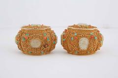 Außergewöhnliches Paar chinesischer vergoldeter, filigraner Silberschachteln und Deckel mit Jadeplakette