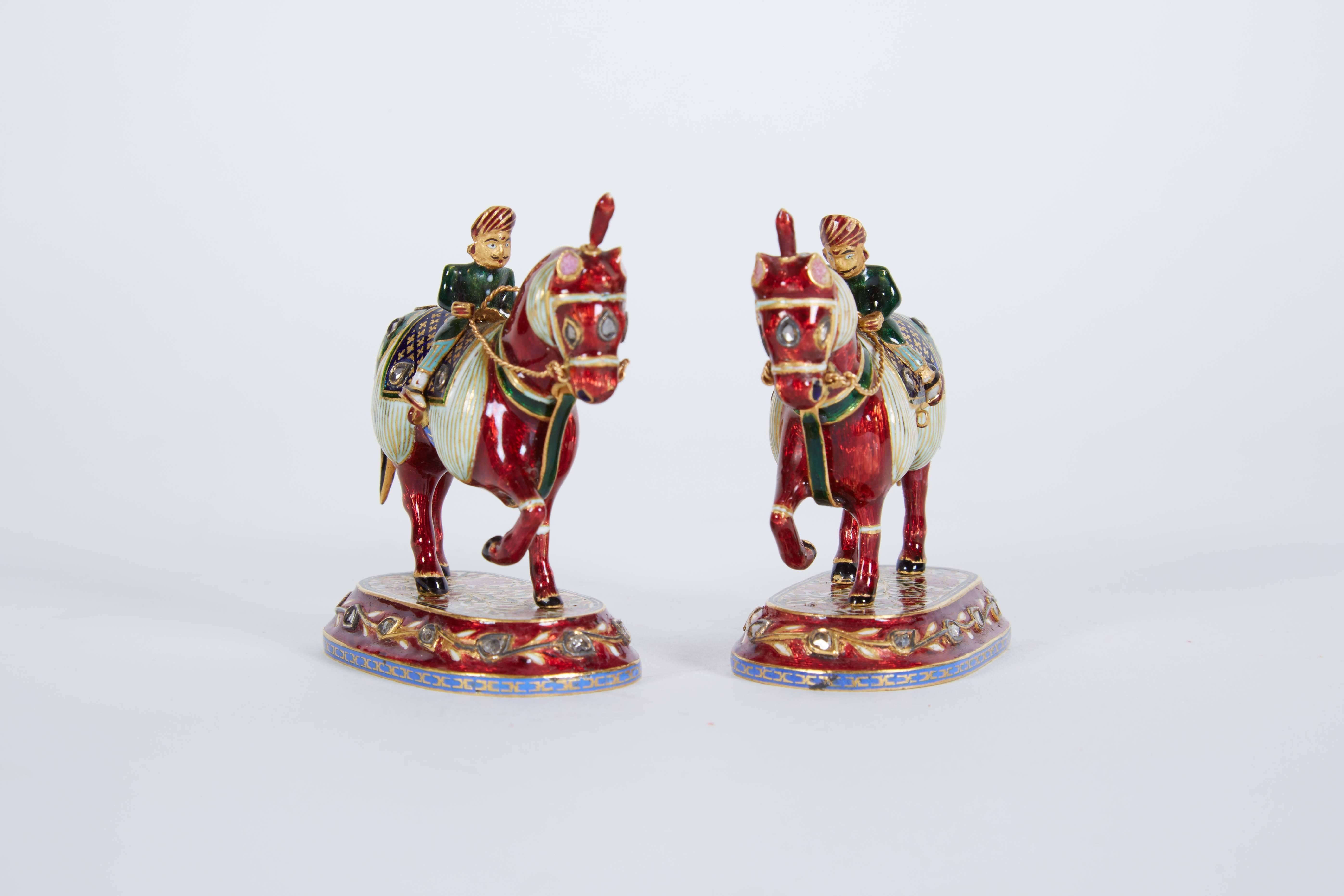 Pair of Jaipur Indian 22-Karat Gold Enamel & Diamonds Horse-Riders Chess Figures In Excellent Condition In New York, NY