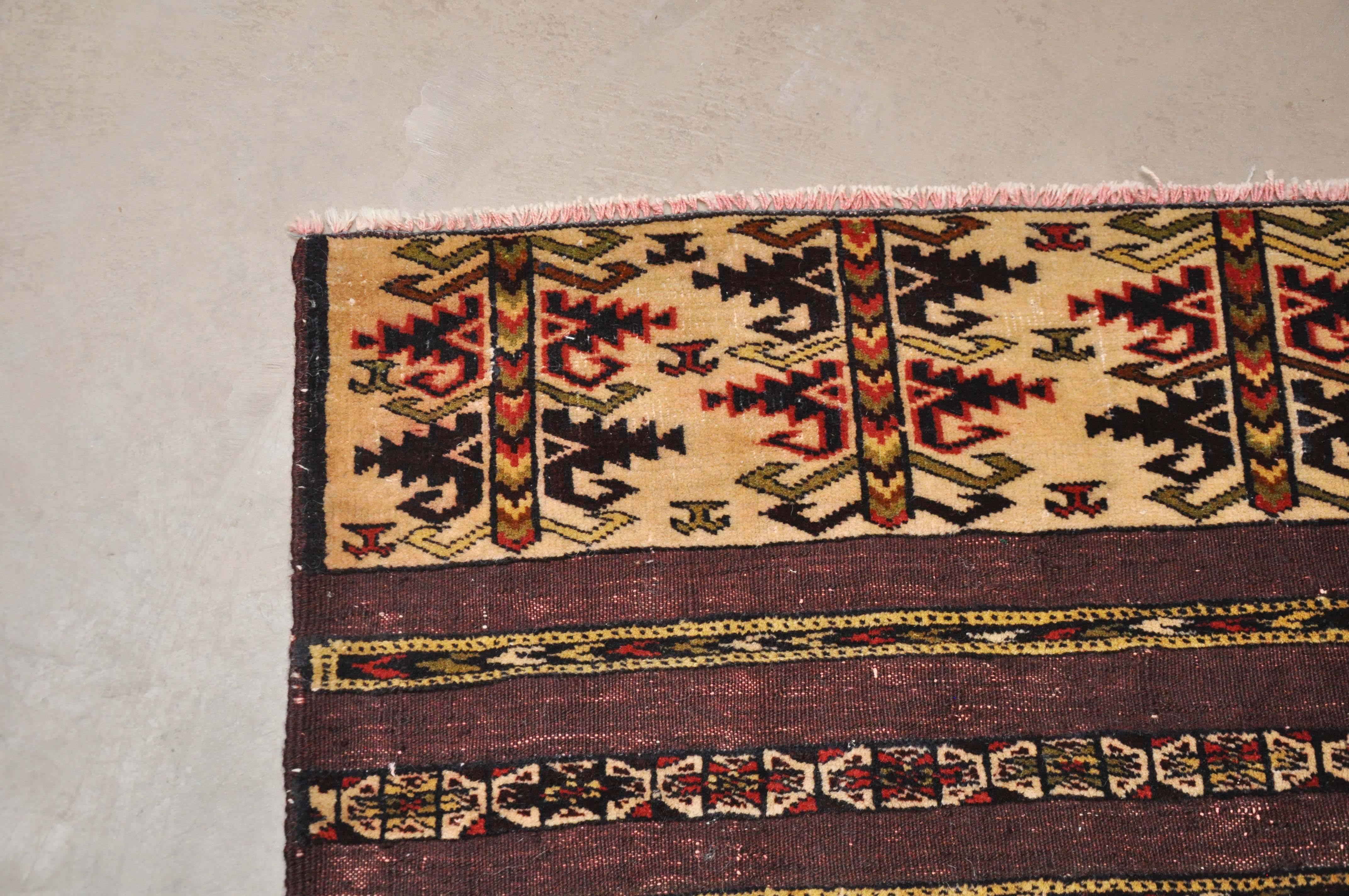 Early 20th Century, Hand-Knotted Afghani Wool Rug In Excellent Condition In Chicago, IL