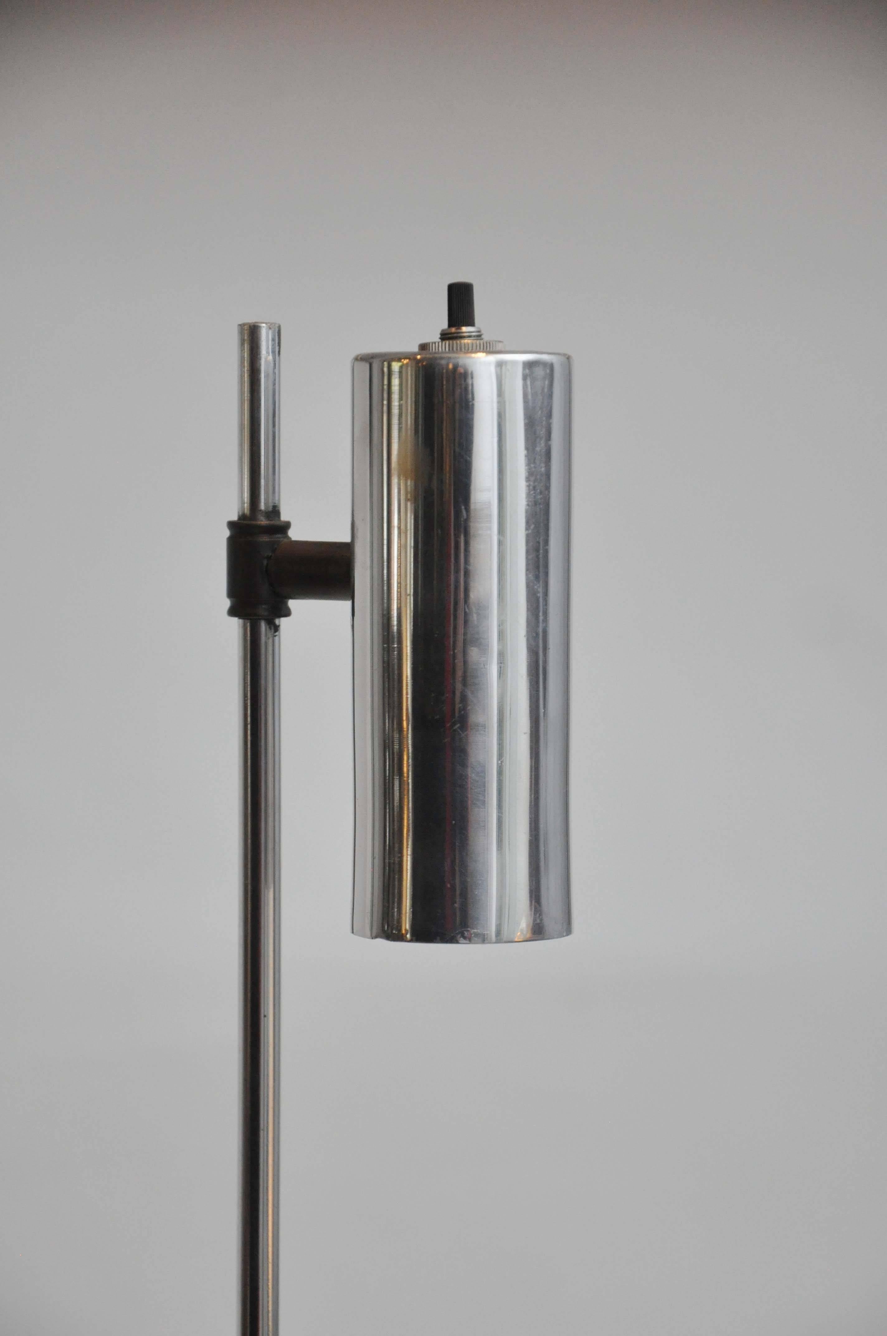 Mid 20th Century Robert Sonneman Chrome Cylindrical Floor Lamp.
Polished chrome-plated finish. Features adjustable head, black metal base. 
Chrome is in very good vintage condition.


Dimension: 56" H, Base is 4" W x 4" D x 4" H.