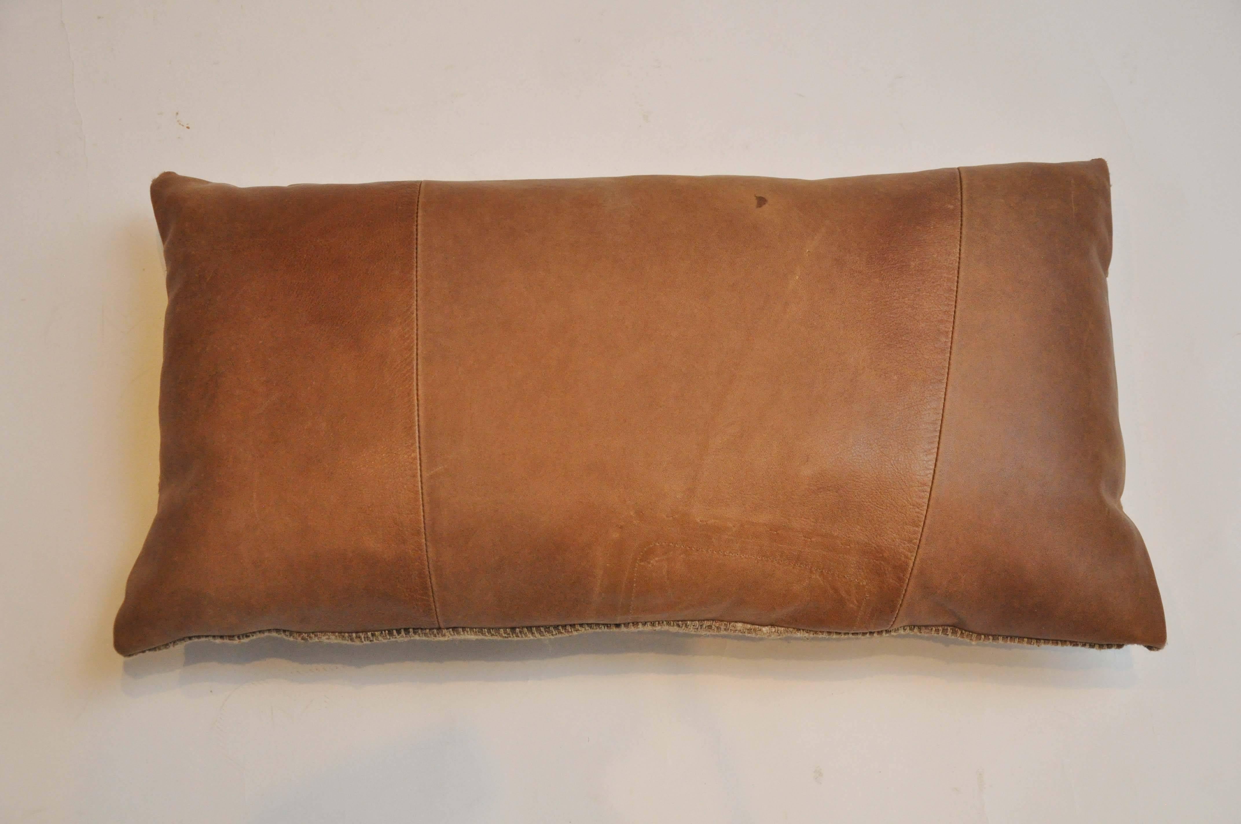 20th century vintage double sided kidney or accent pillow. One side is a beautiful carmel colored vintage leather and the reverse side is a textured woven. Knife edge construction and zipper closure.

Dimension: 12