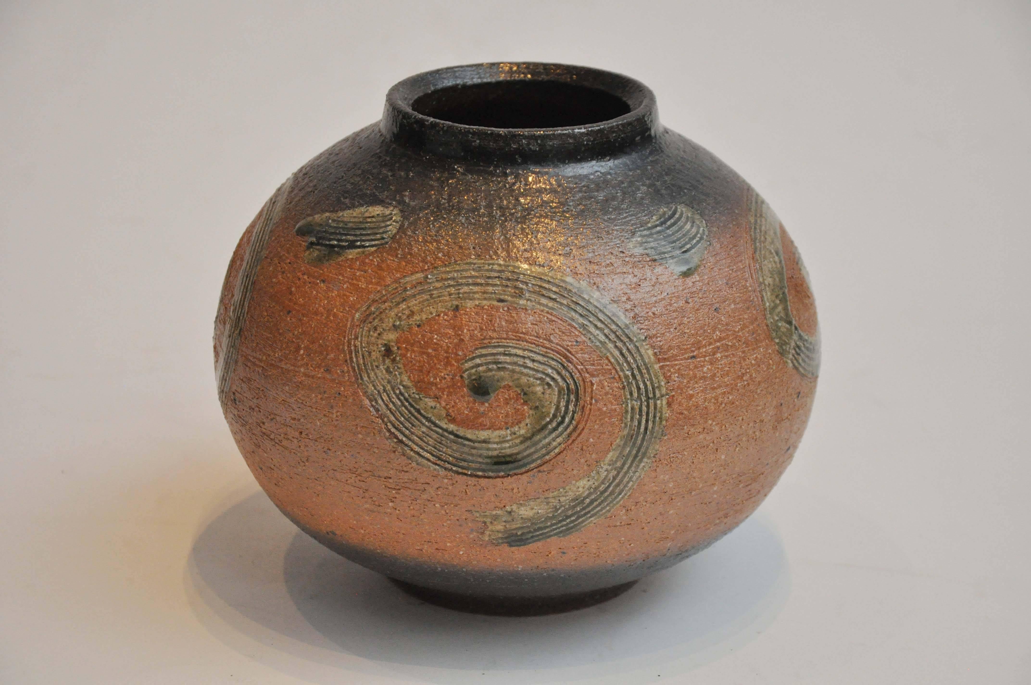 Late 20th century Shihraki pot from Japan. Beautiful Japanese Studio pot has a textural finish of swirls in its body.

Dimensions: Japanese - 8