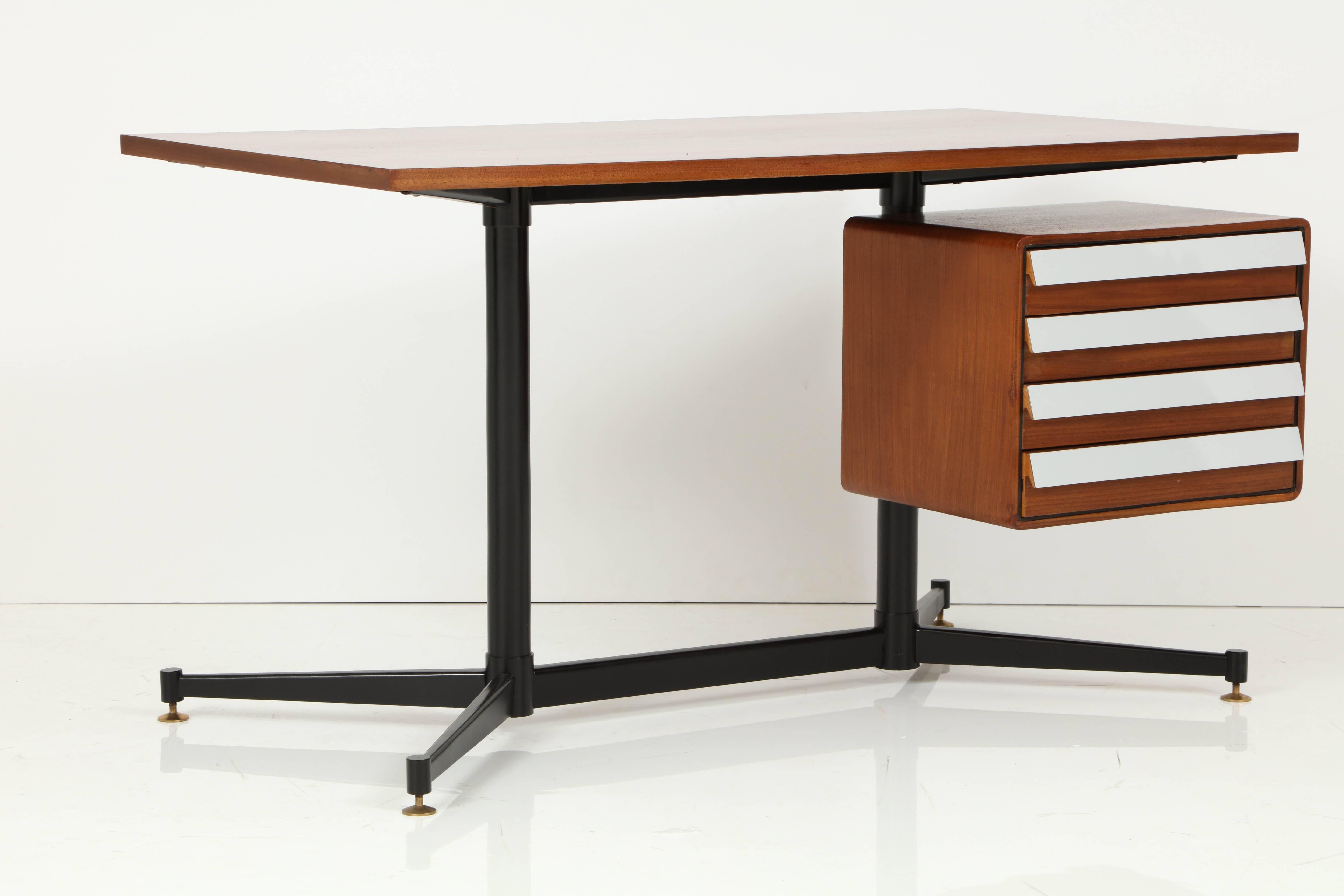 Mid-Century Modern Small Desk in the Manner of Gio Ponti For Sale