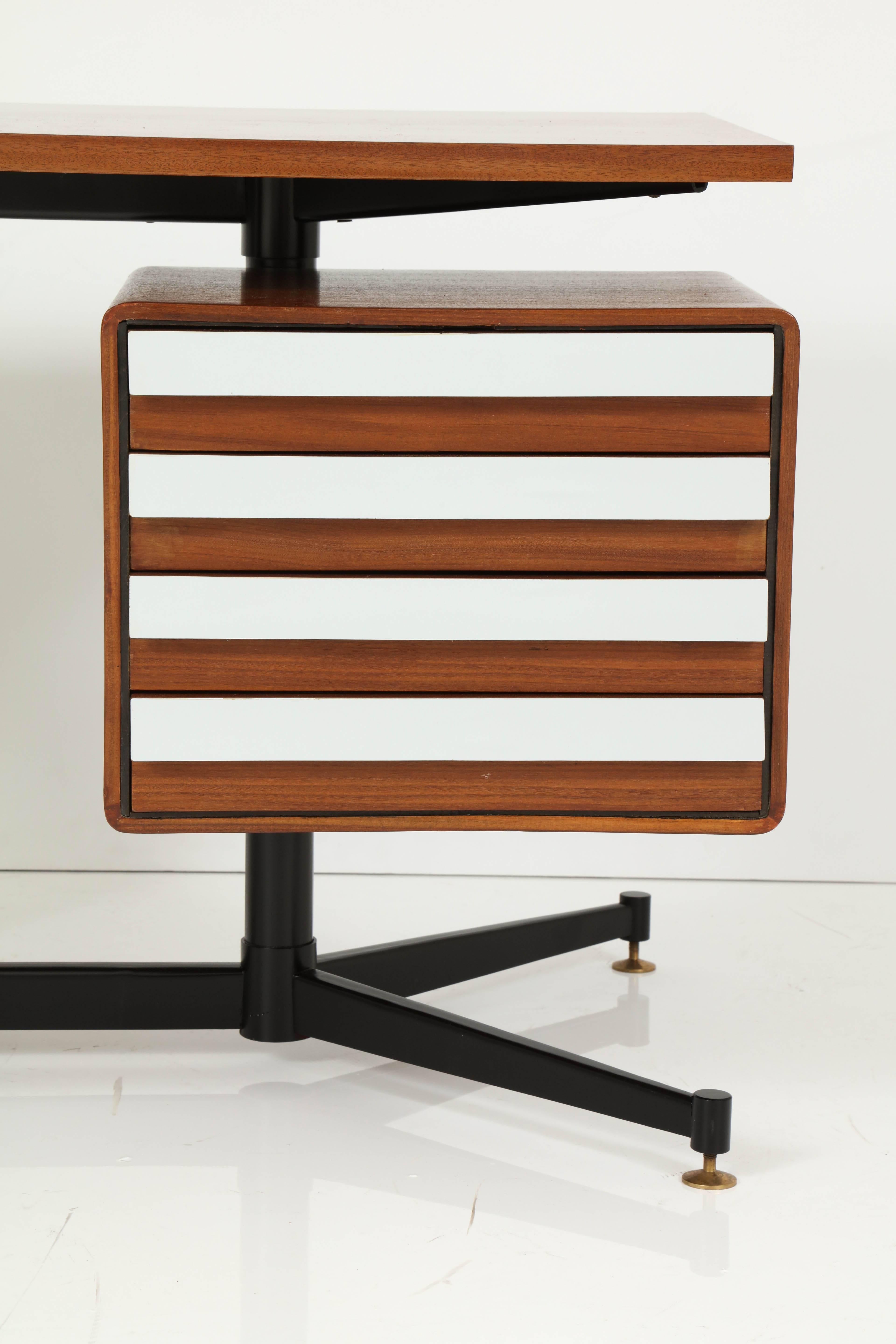 Italian Small Desk in the Manner of Gio Ponti For Sale