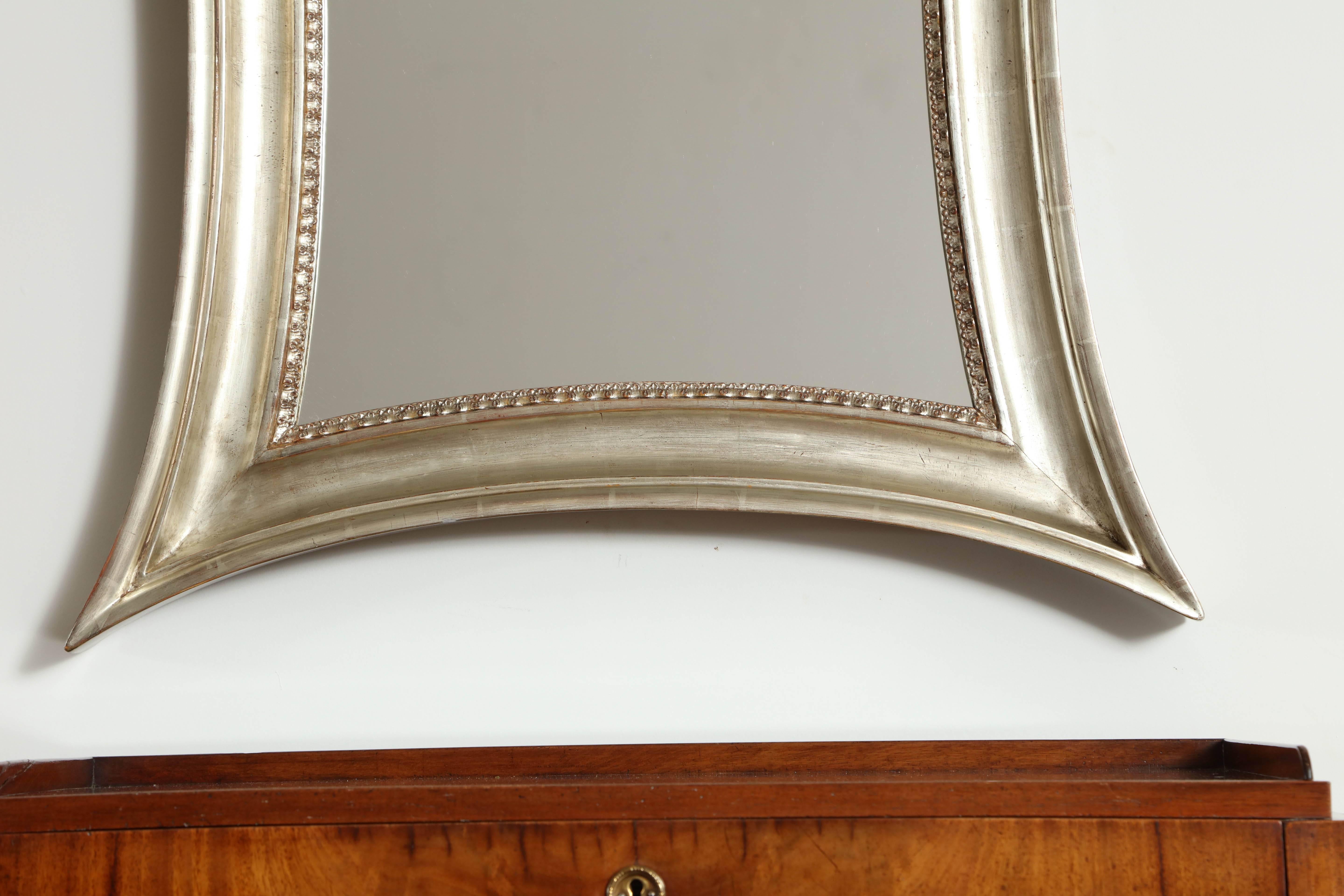 Néo-classique Miroir danois concave en bois doré argenté à côtés concaves en vente