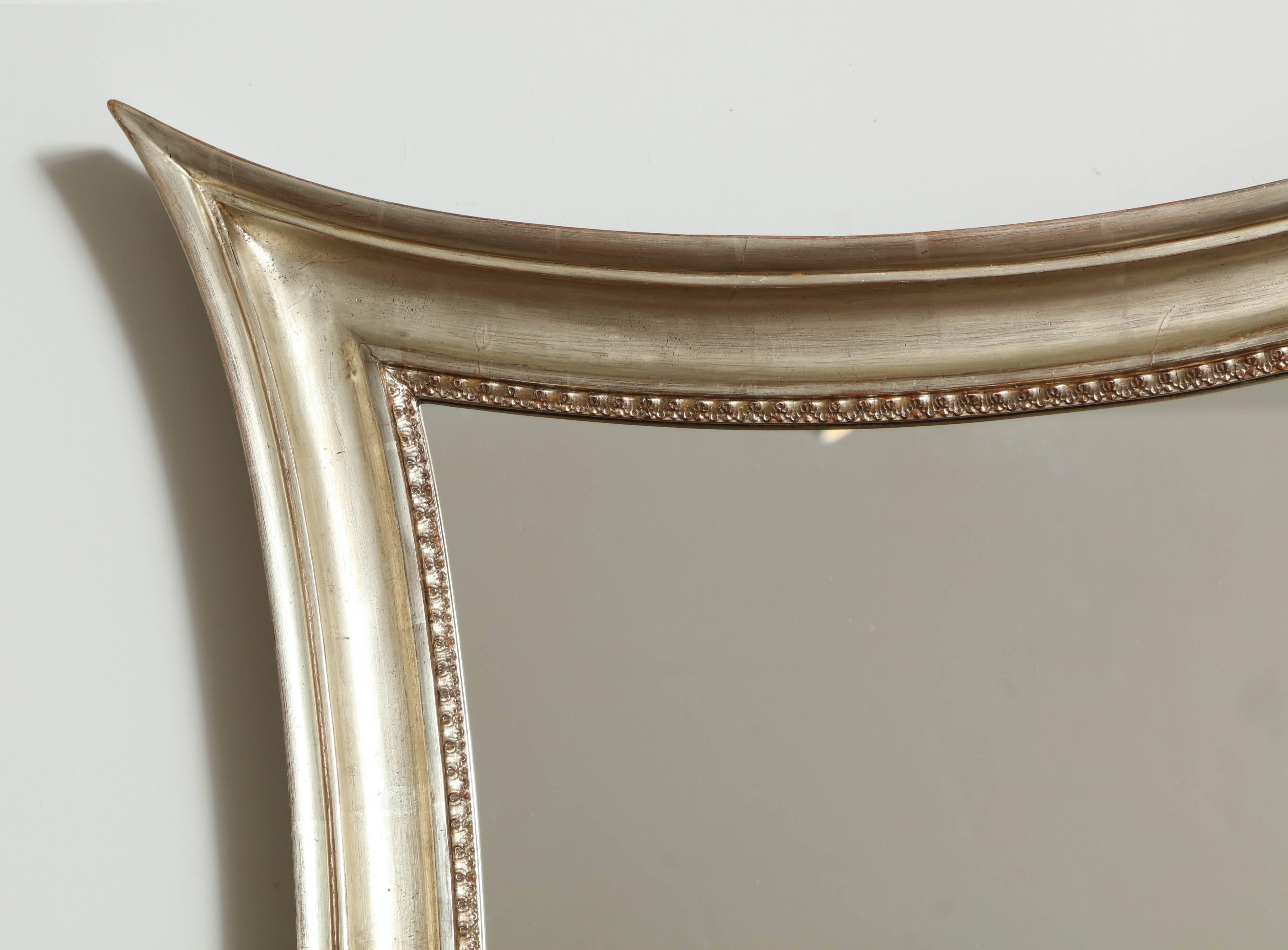 Danois Miroir danois concave en bois doré argenté à côtés concaves en vente